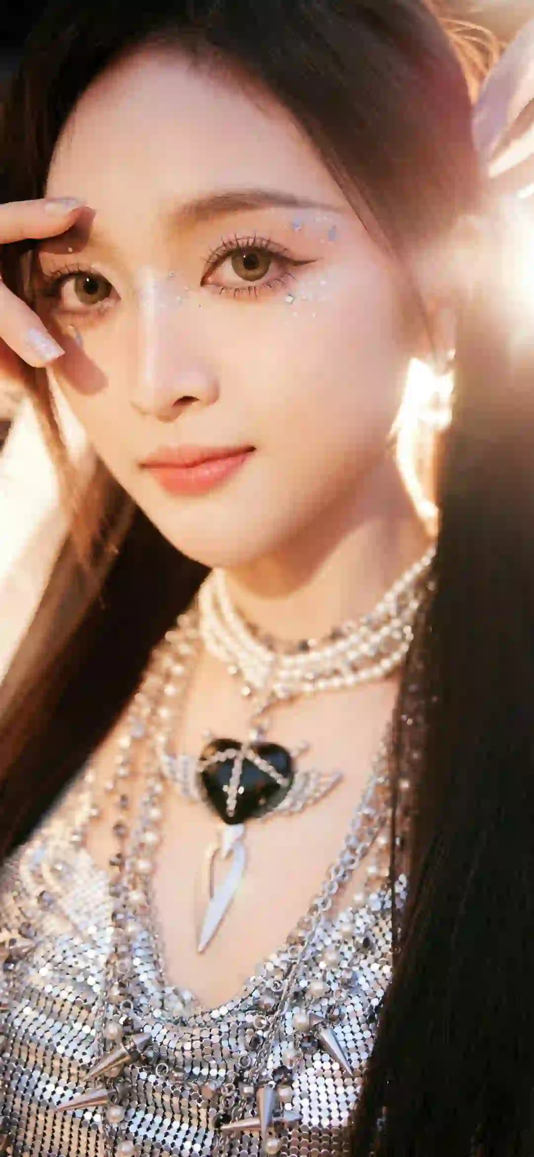 明星壁纸 吴宣仪 长发美女 闪亮吊坠 个性装饰 长发可爱女孩