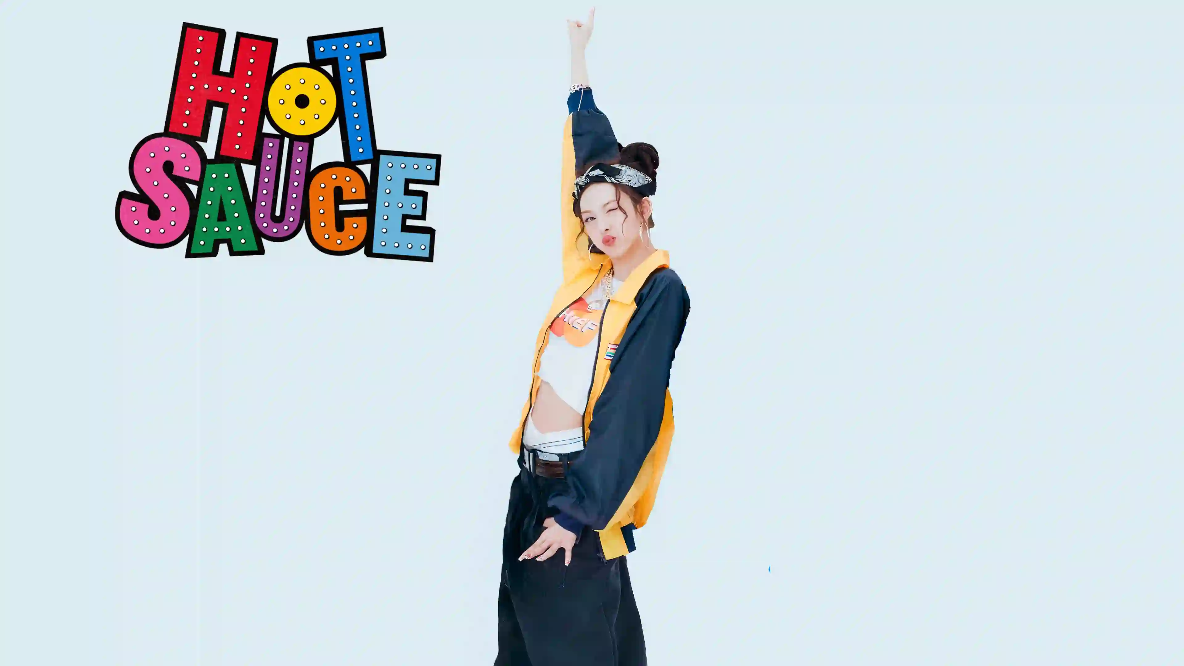 HOT SAUCE 音乐海报 俏皮女孩 时尚穿搭 露腰装 彩色文字