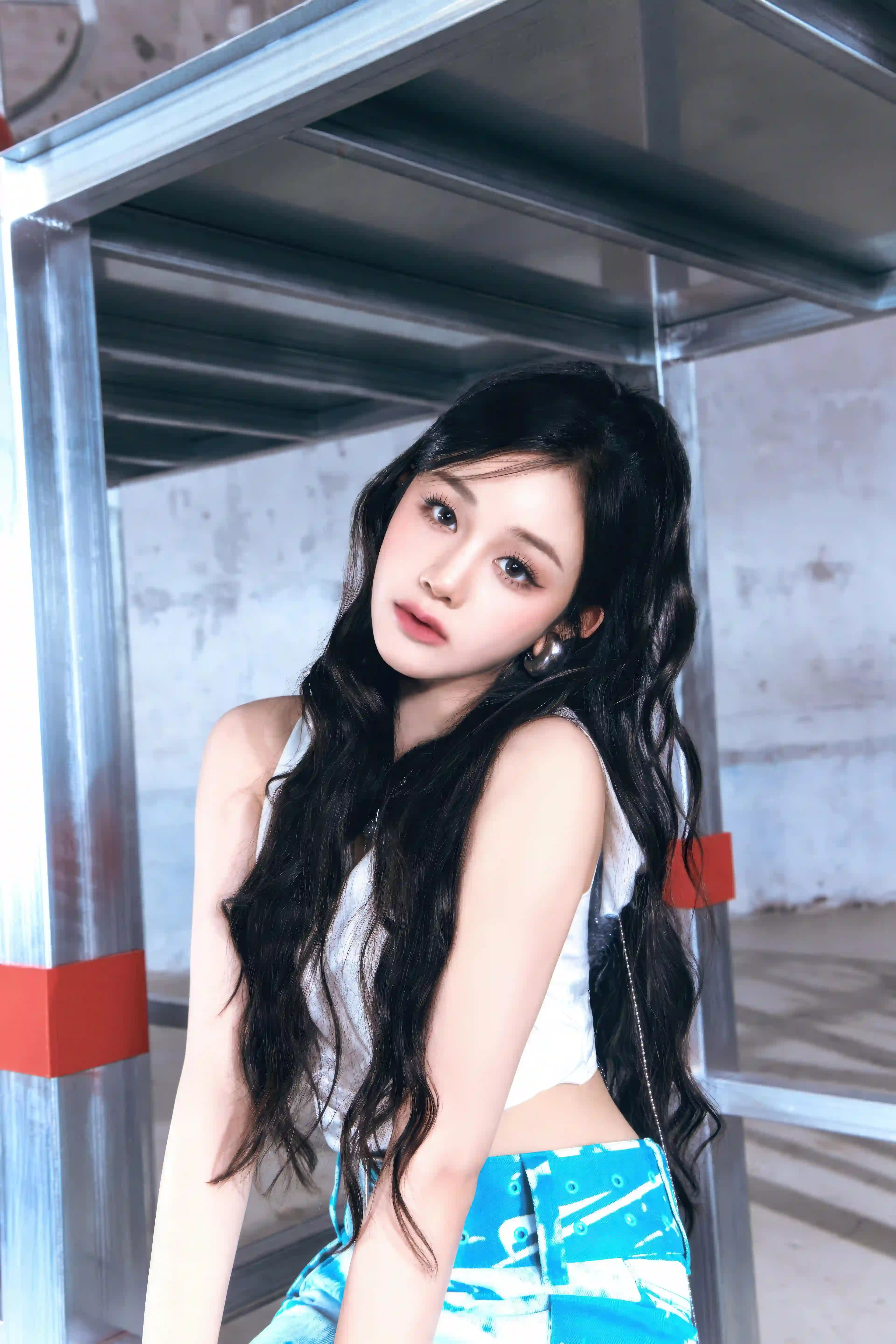 黑色长发 少女 写真 时尚穿搭 白色吊带 人像摄影