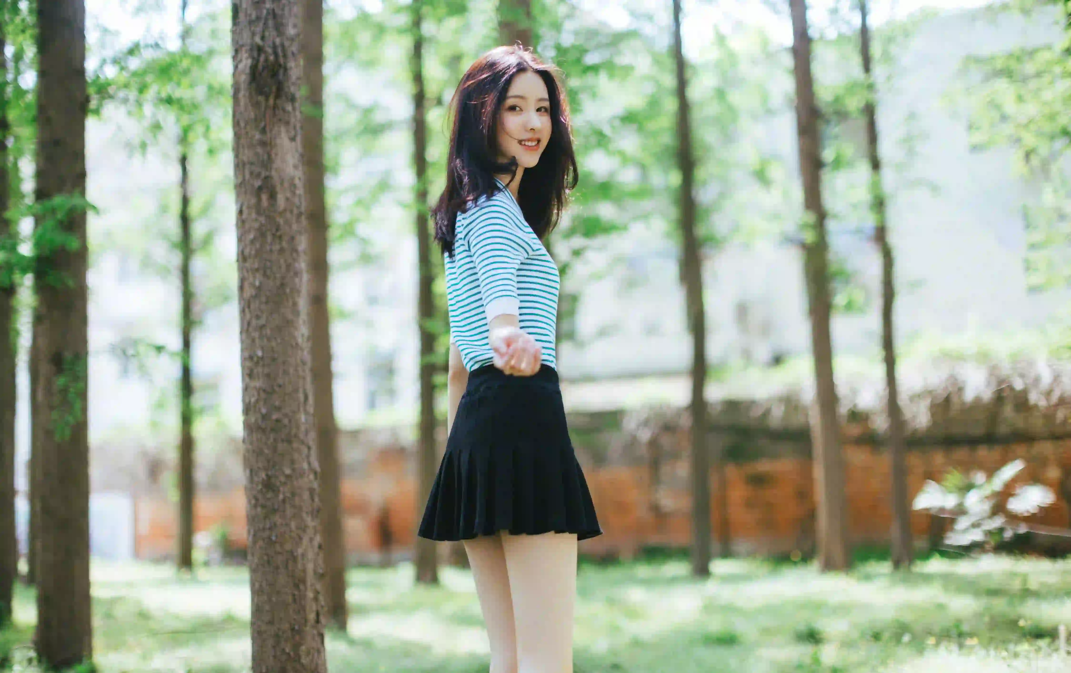 陈都灵 长发美女 户外 亲近自然 黑色短裙