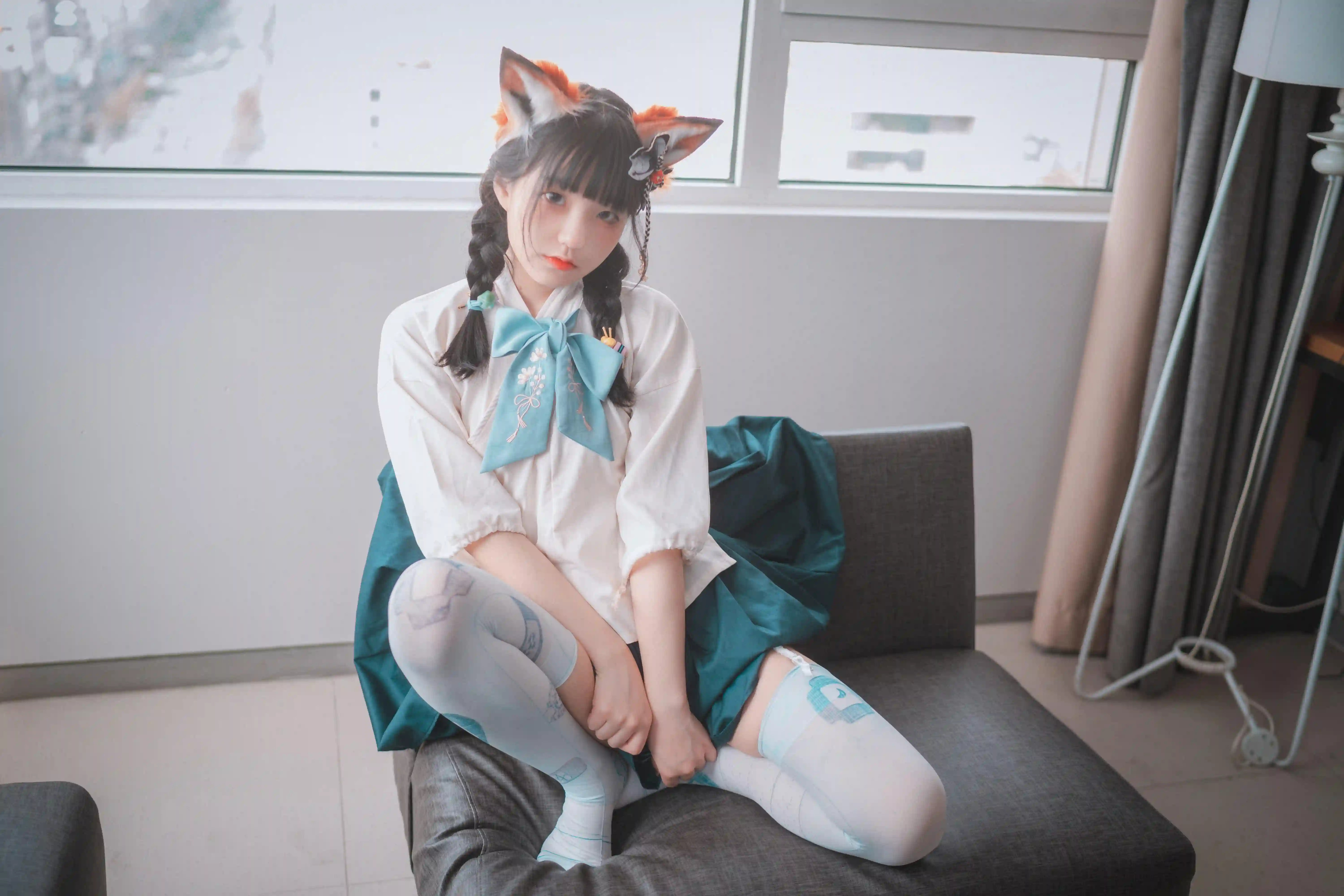 可爱双马尾白丝女孩 居家写真 猫耳装饰