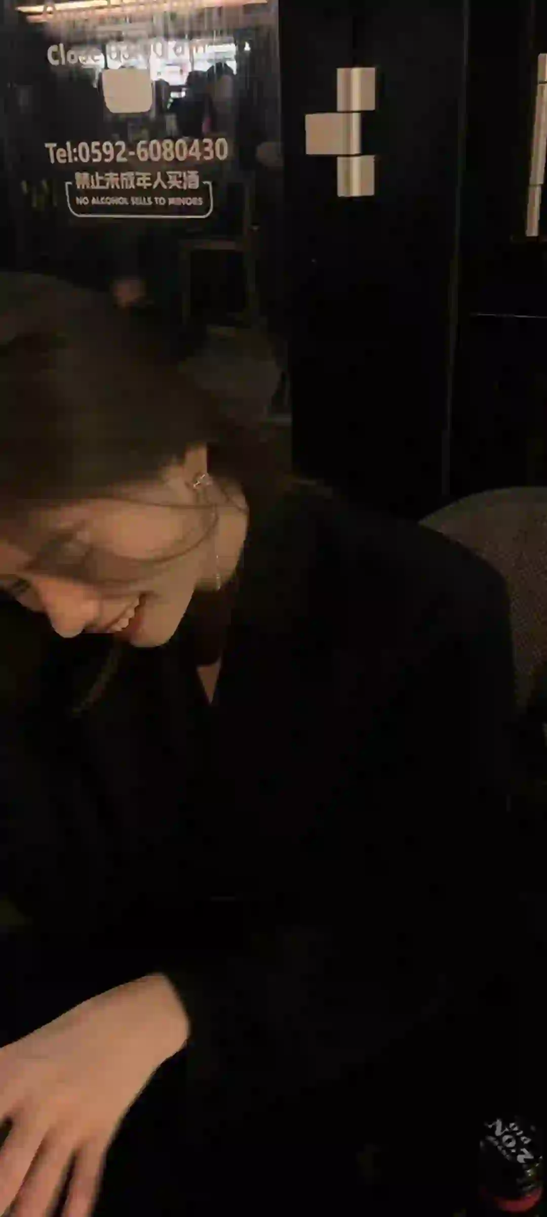 长发女孩 黑色西服 甜美微笑