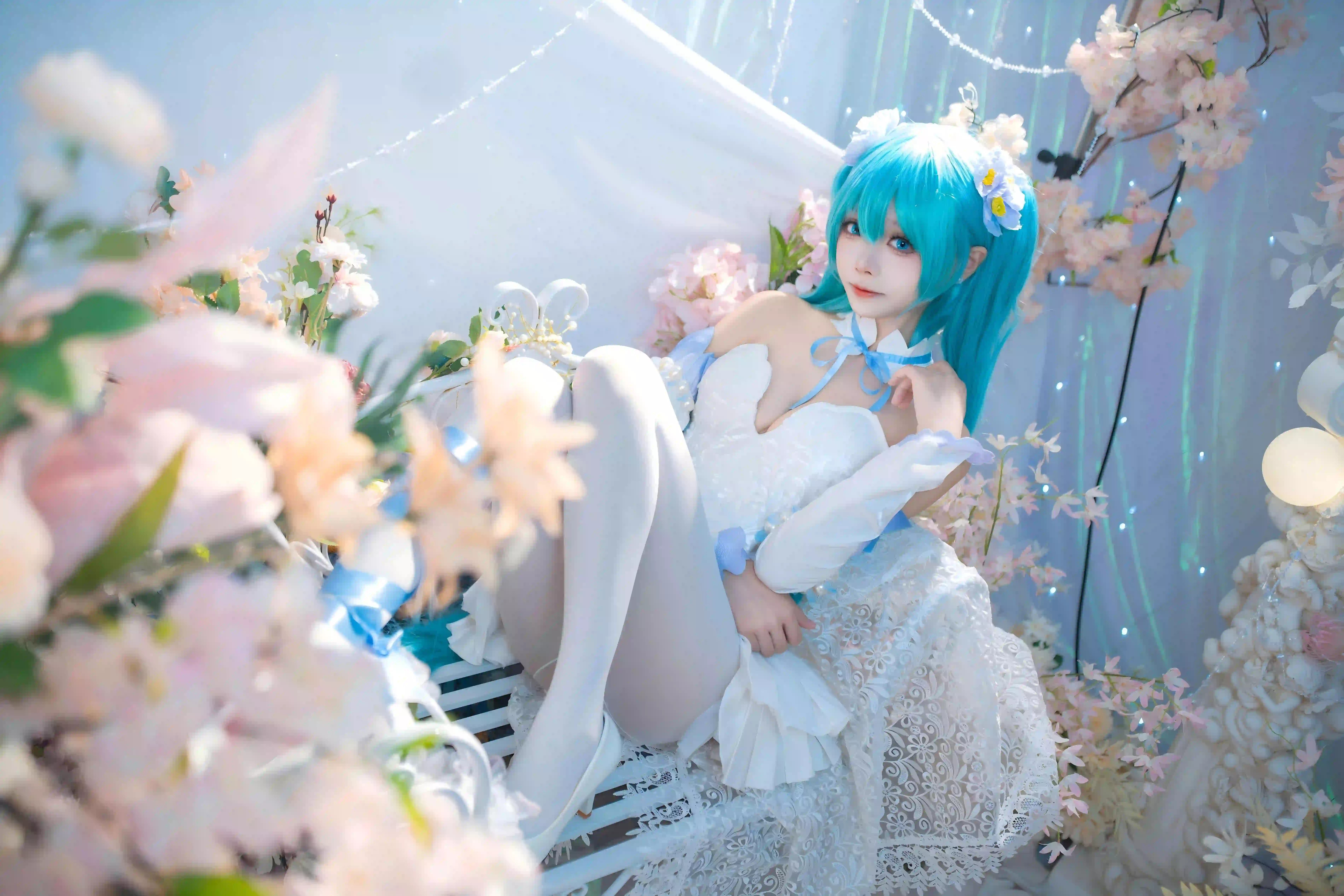 蓝色头发 初音未来Coser 白色裙子 可爱女孩 白色丝袜