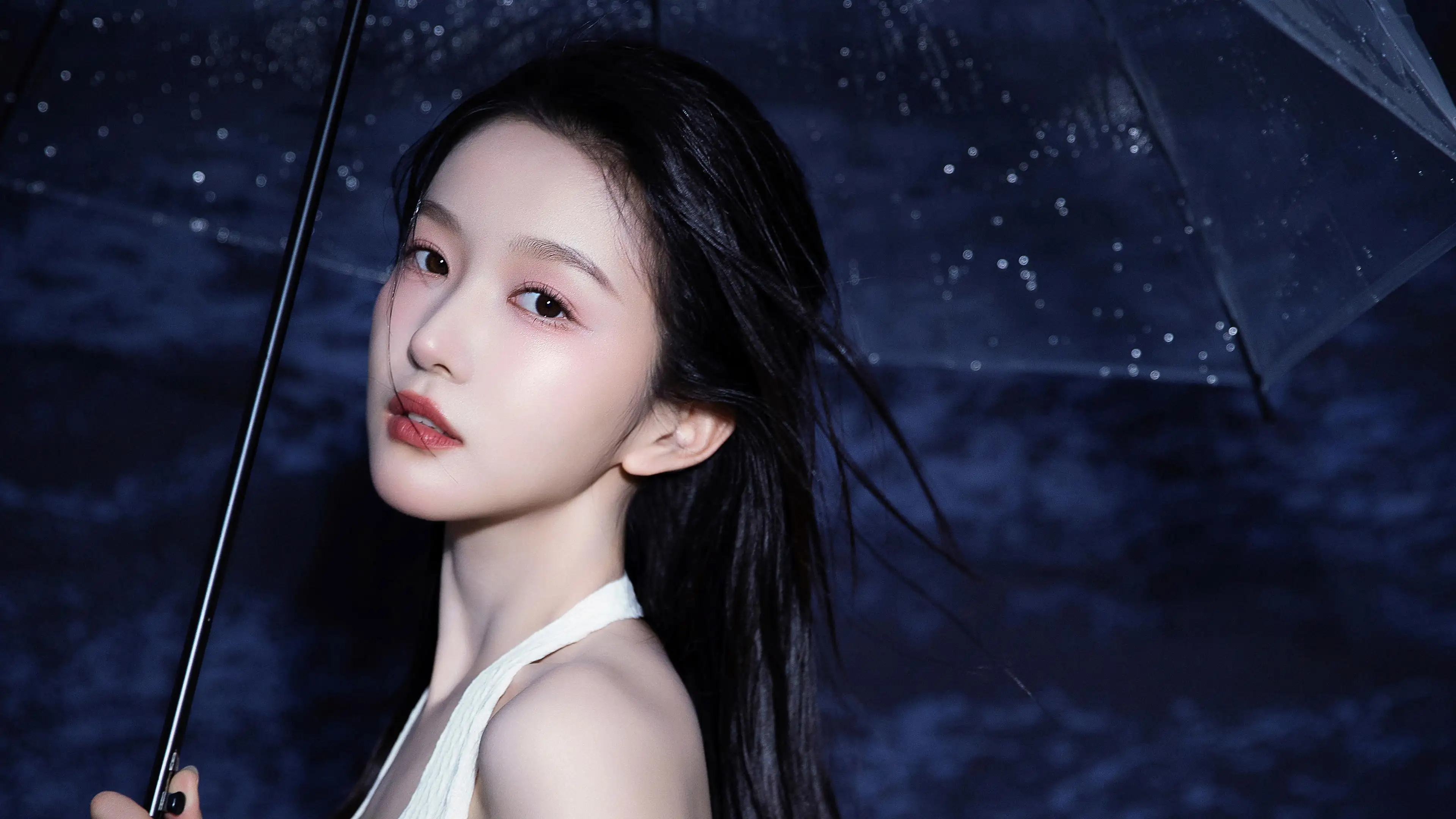 撑伞的清纯美女回眸4k壁纸
