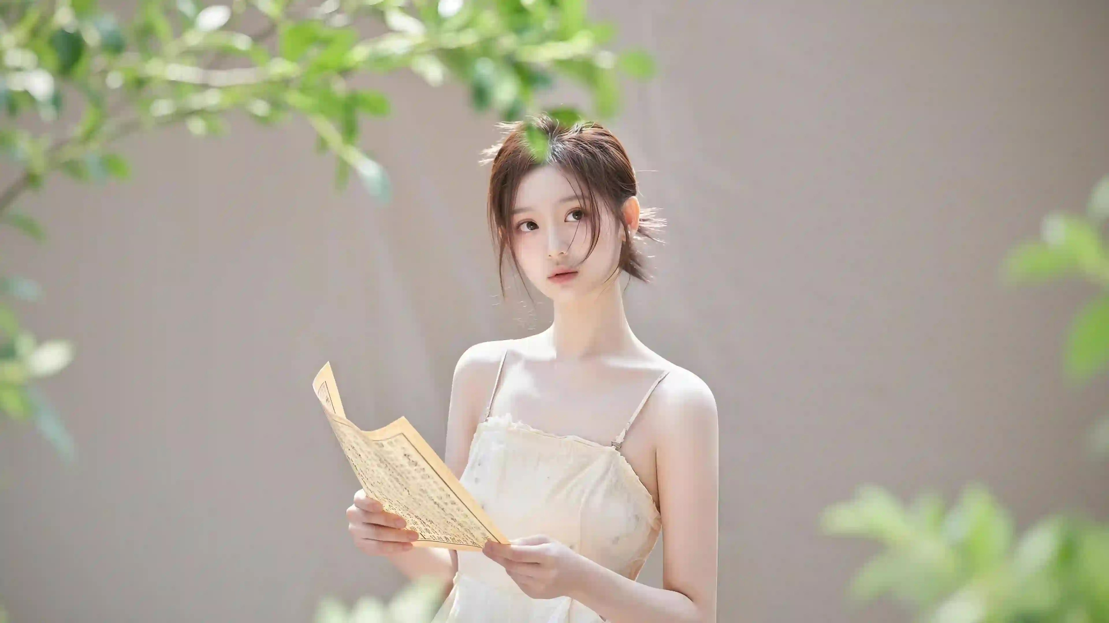 绿植背景图片 气质清纯美女 连衣裙