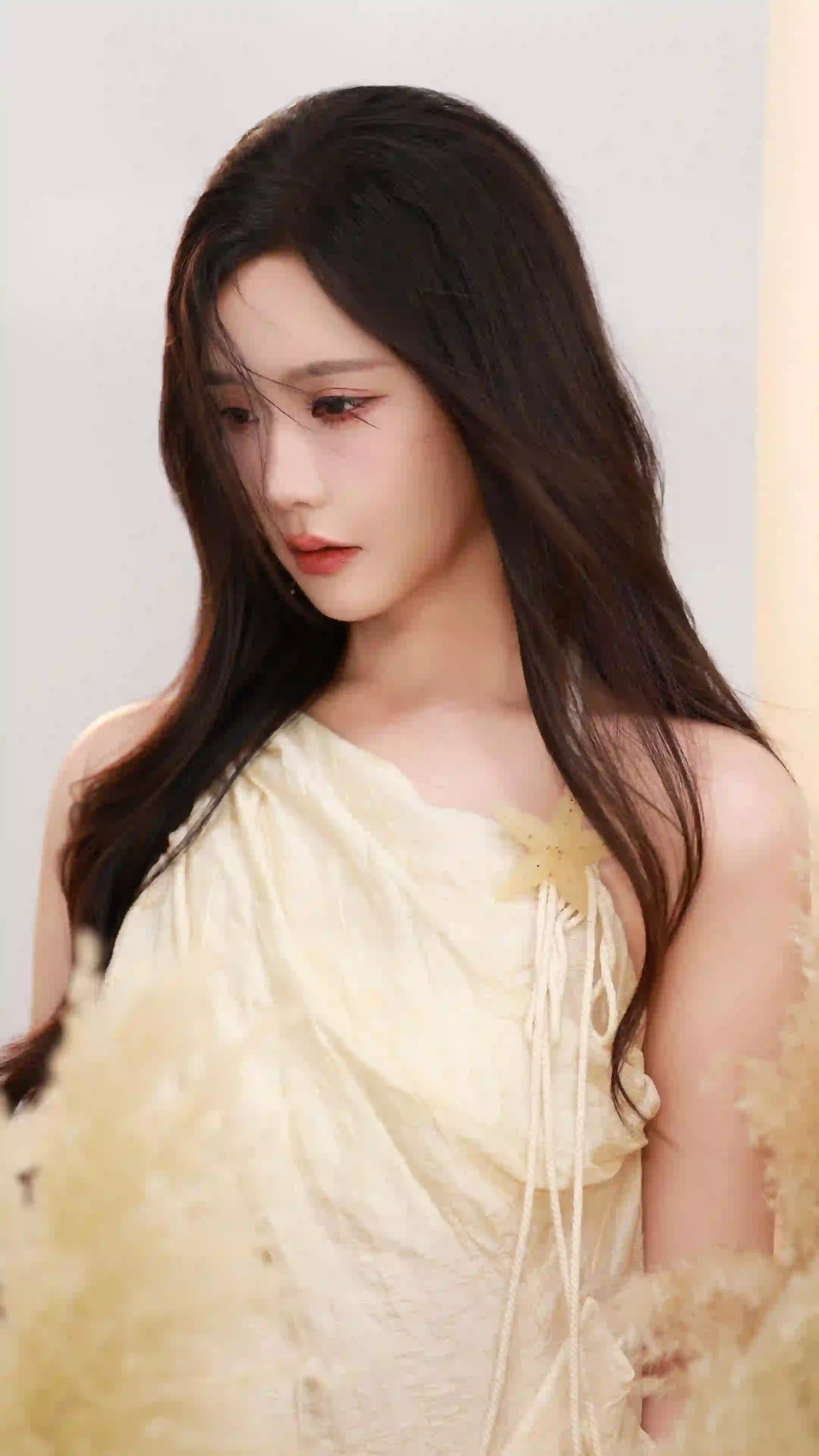 王艺瑾 长发美女4k 淡黄色长裙 吊带