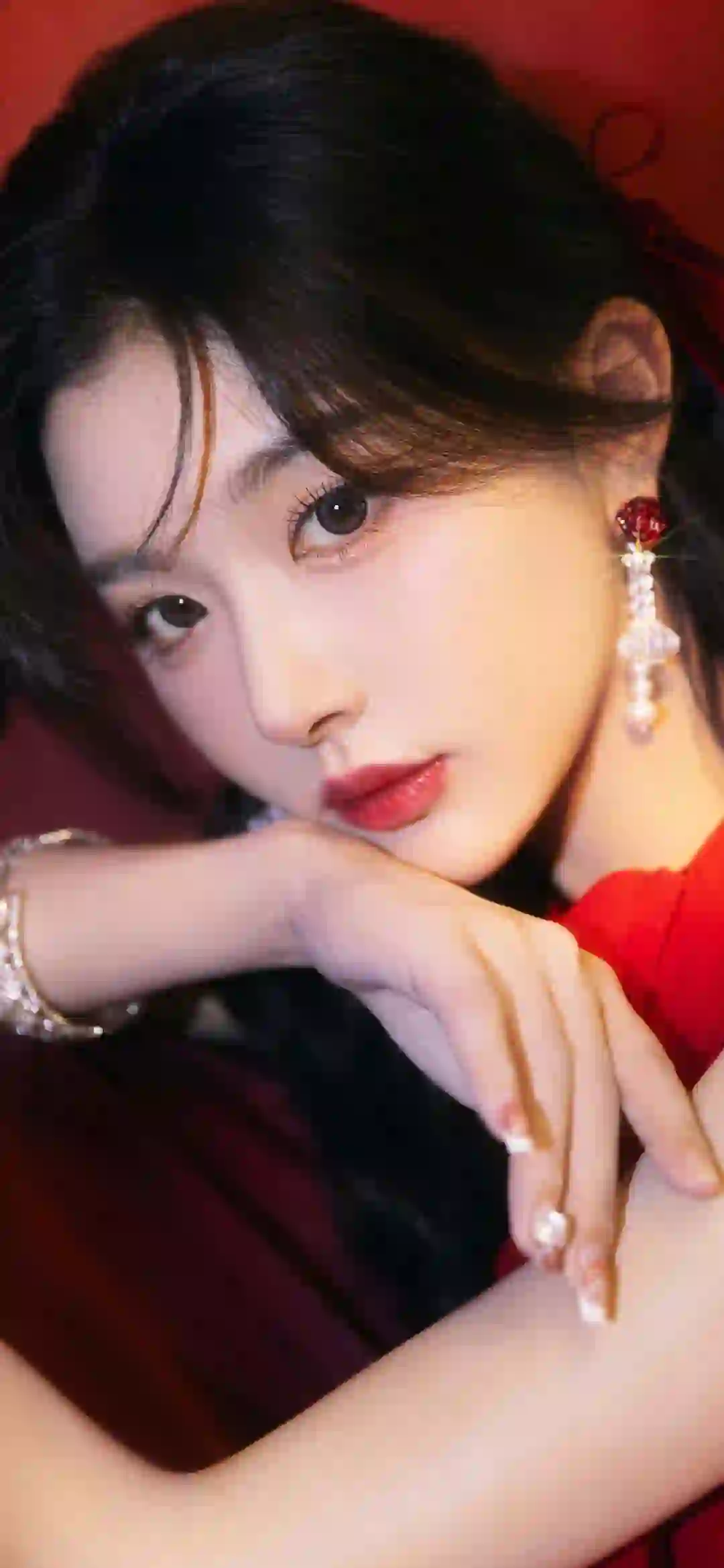 孔雪儿 红色耳环 性感美女 口红