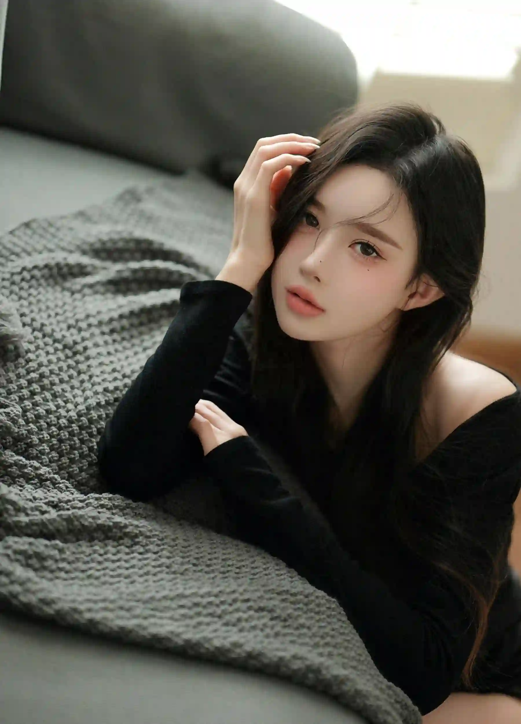 长发美女 黑色衣服 慵懒 沙发上的长发慵懒美女