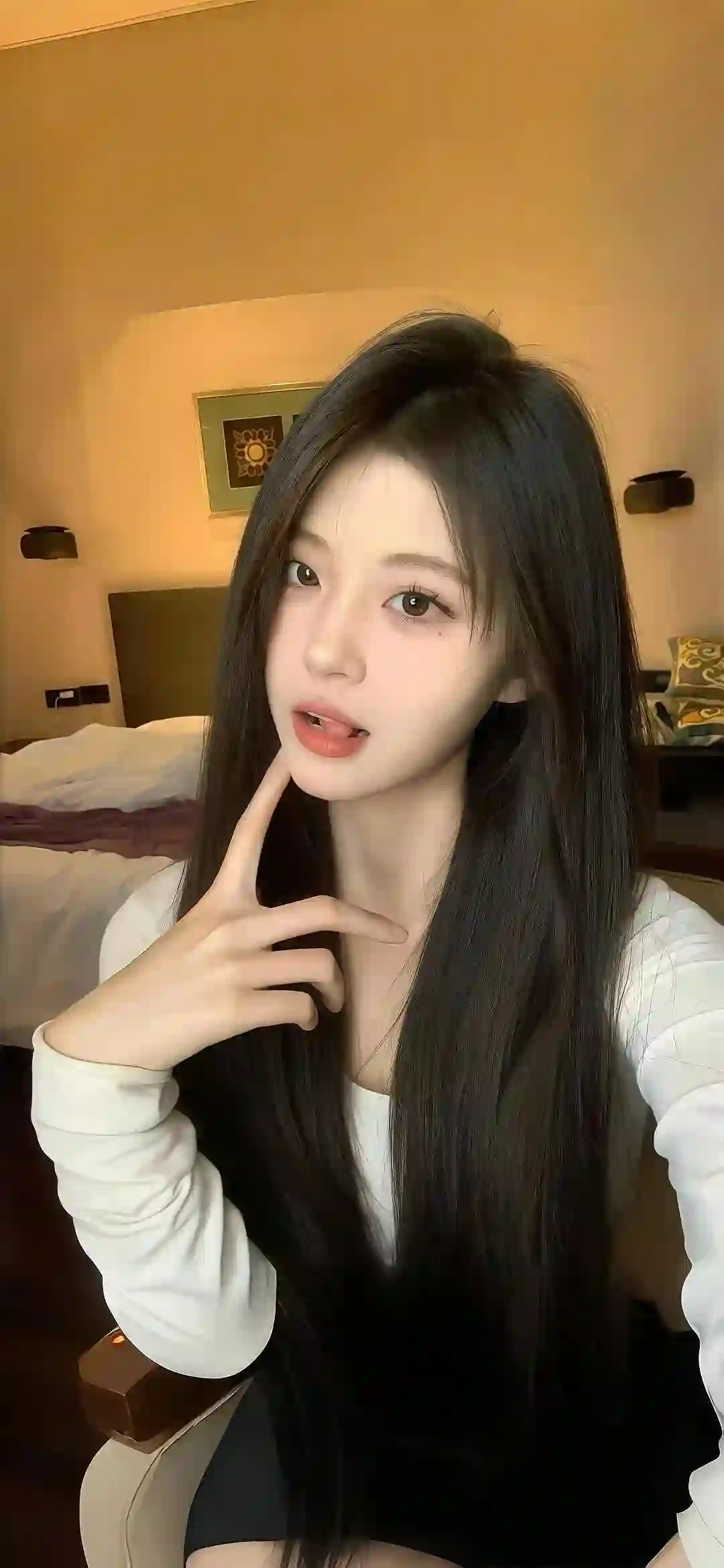 黑长发美女 白色上衣 室内自拍 俏皮可爱 卧室人像 温馨