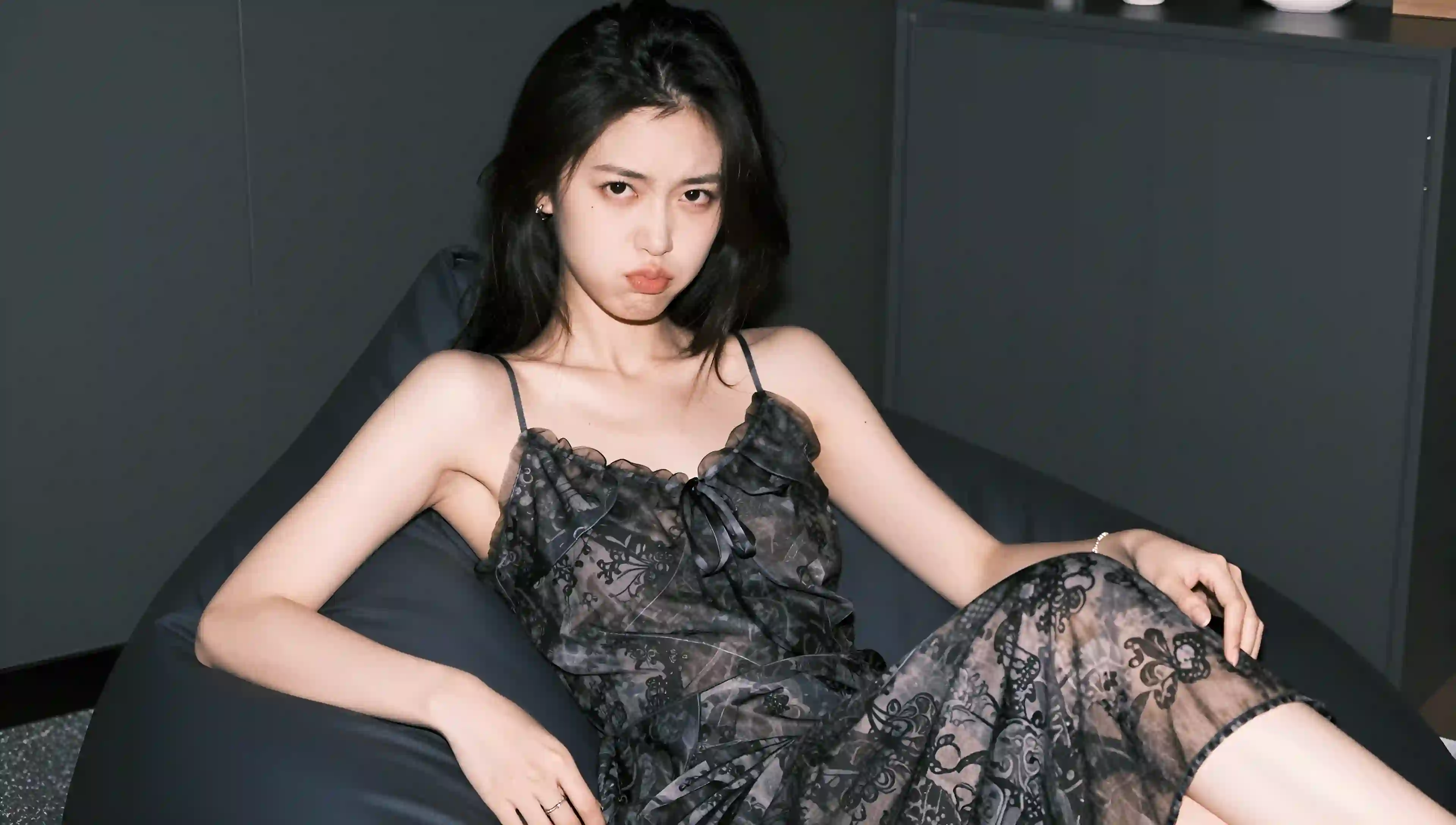 黑色蕾丝 少女 坐姿 人像 室内 深色背景