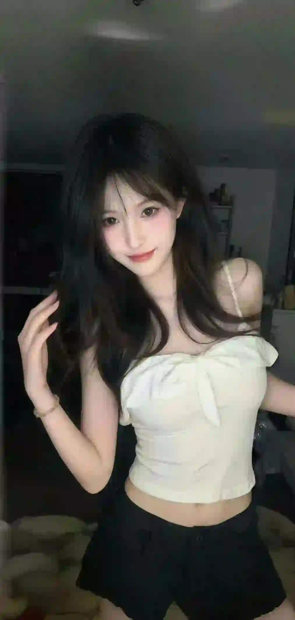 美女 长发美女  白色吊带 黑色短裤