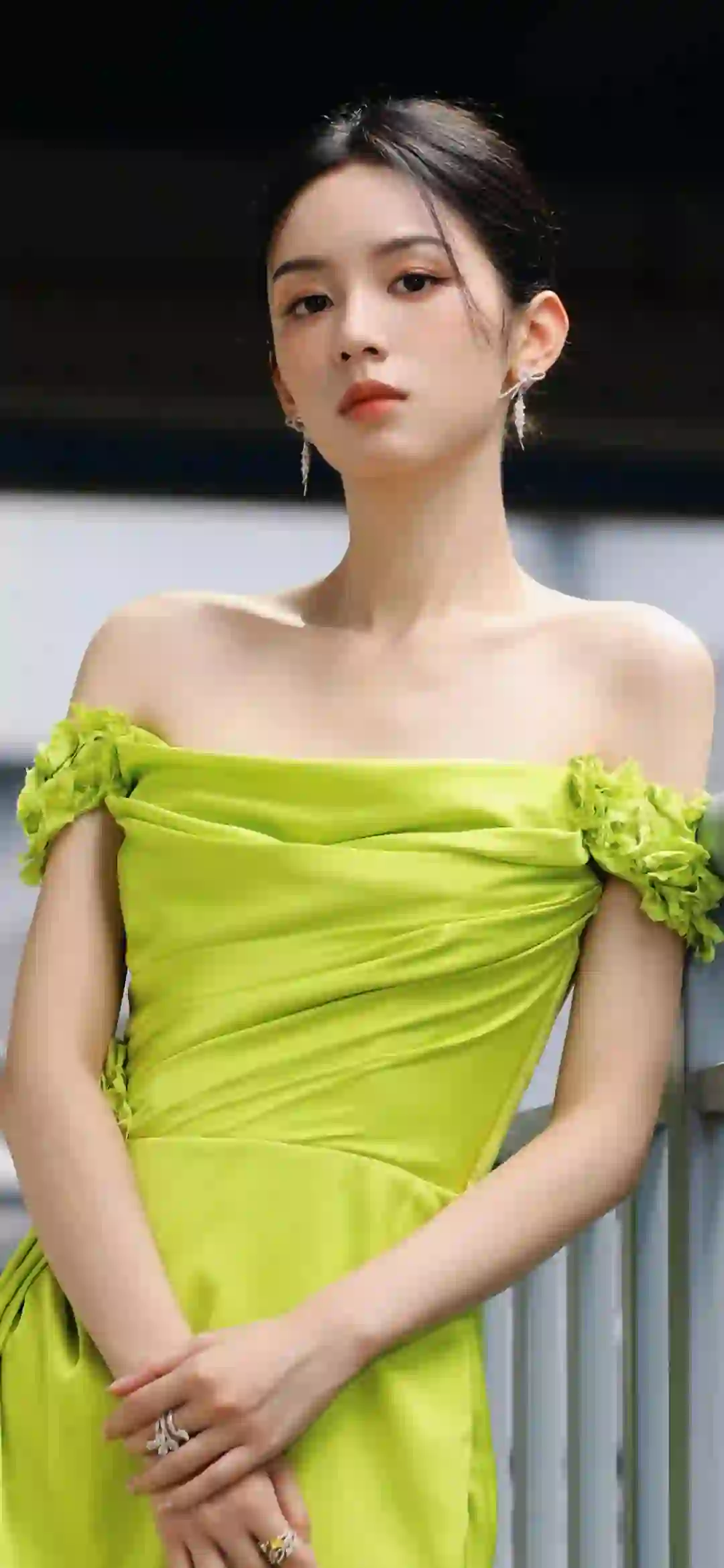 美女明星 周也 抹胸穿搭