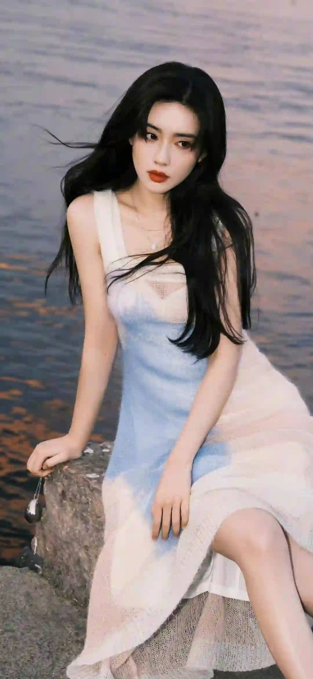 明星壁纸 孟子义 长发美女 户外写真 海水