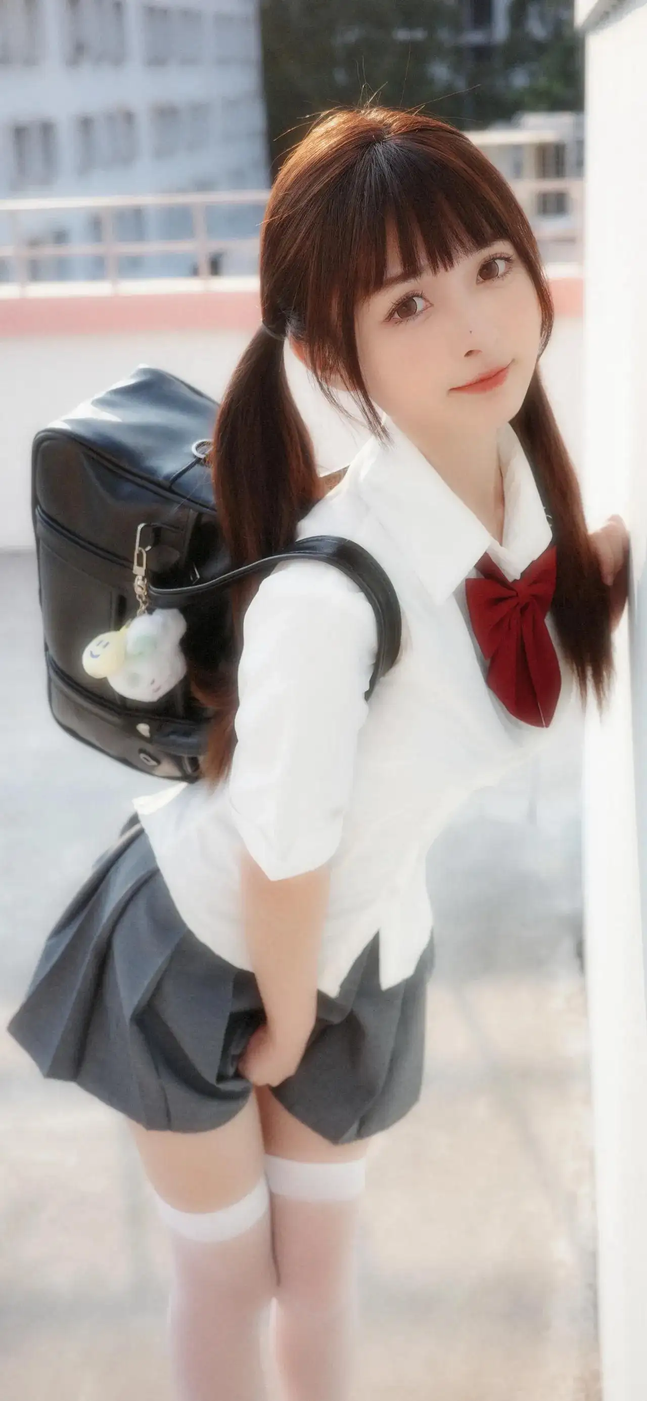 背着双肩包的双马尾长发白丝jk美女