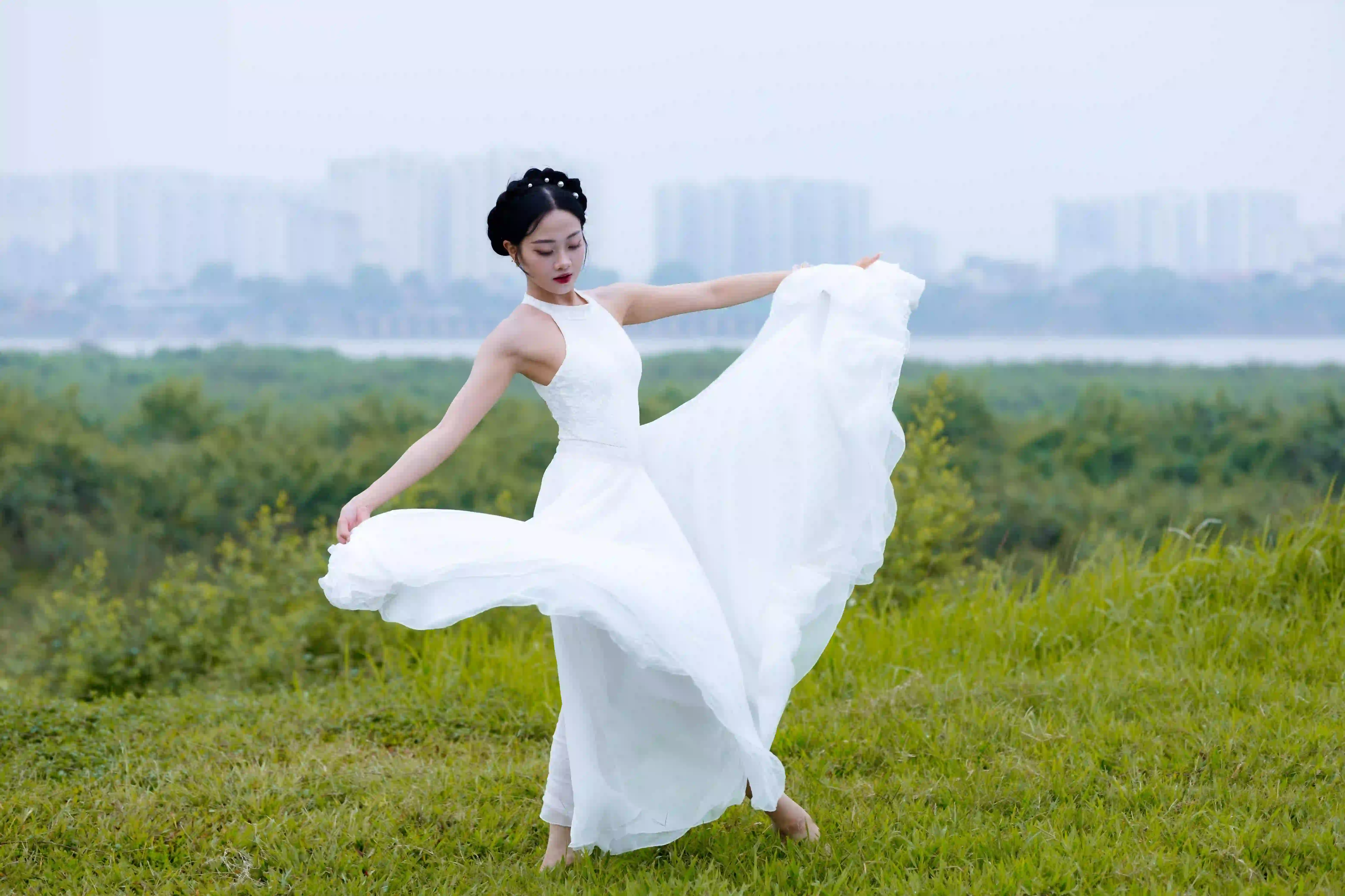 翩翩起舞 长发美女 自然 白色长裙