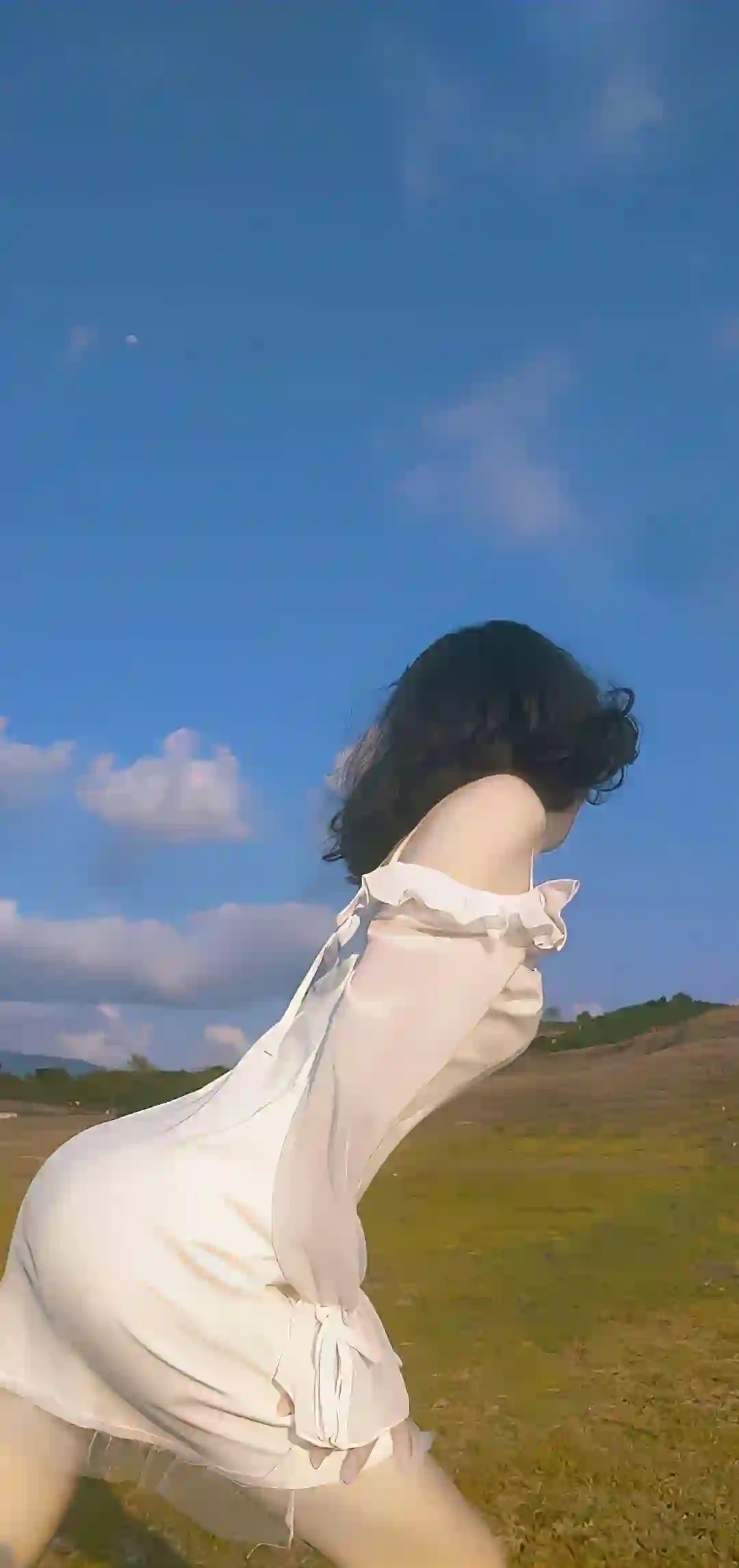白色连衣裙 少女 草地 蓝天 清新 田园风 阳光
