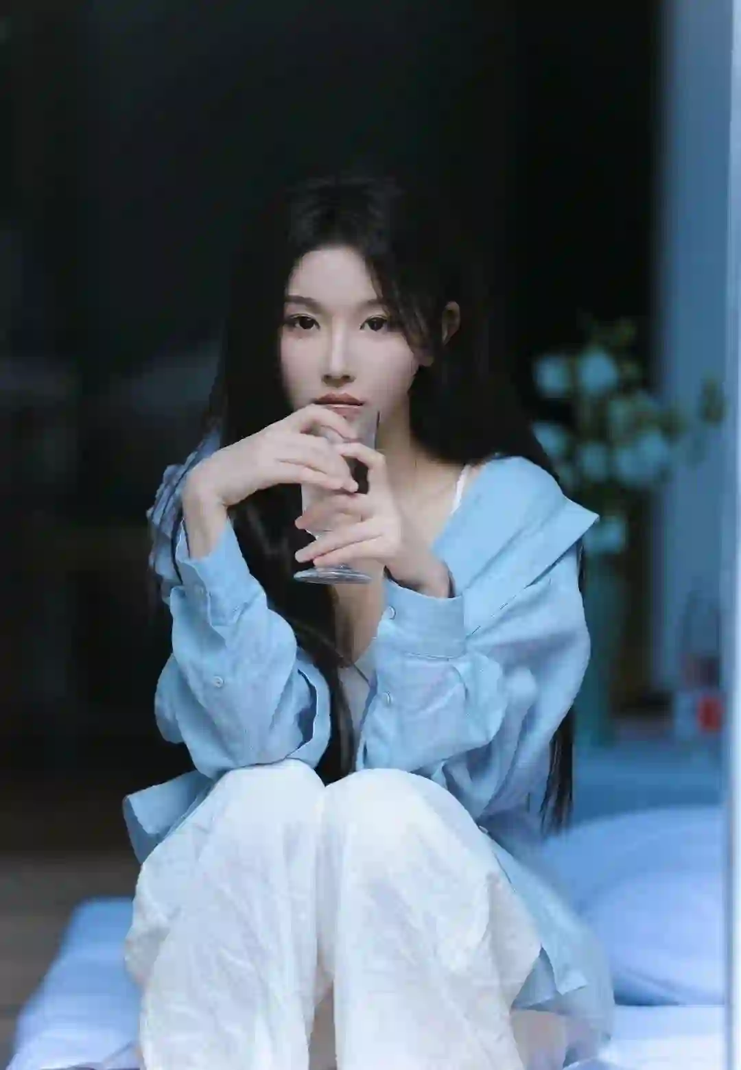 孔雪儿 长发美女 蓝色衣服 白色吊带装 美女 居家 
