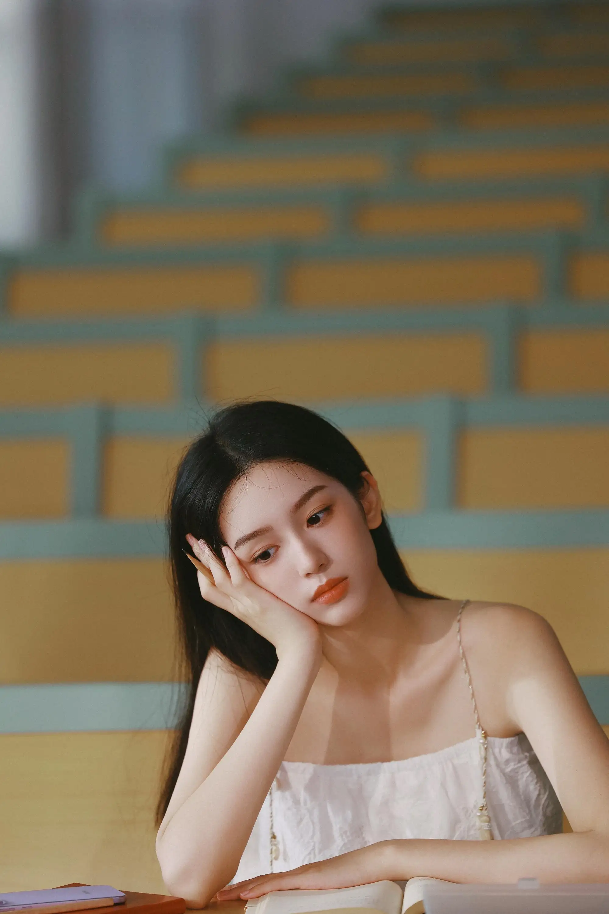 阶梯教室 长发吊带美女 思考 周也