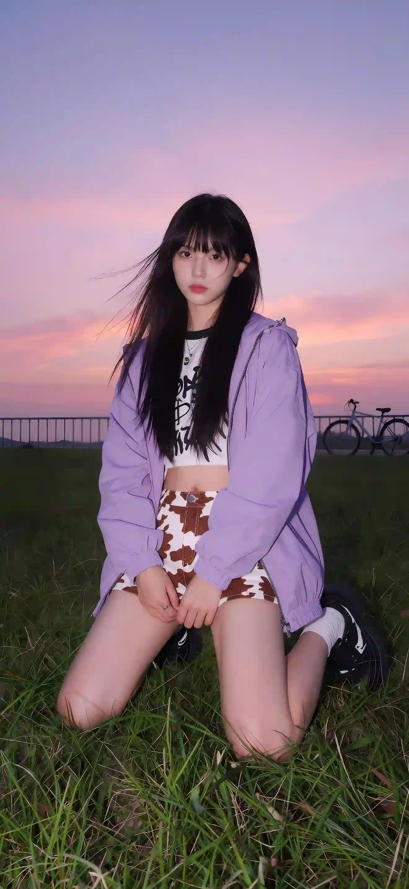少女 草地 晚霞 紫色外套 穿搭 长发