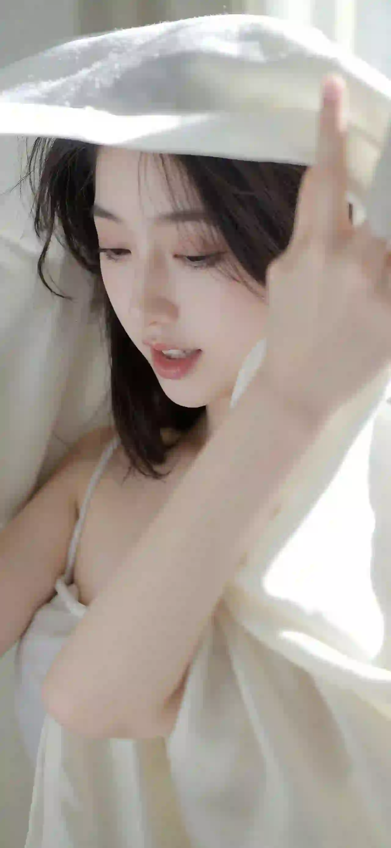 长发清纯美女 白色吊带裙 可爱 微笑
