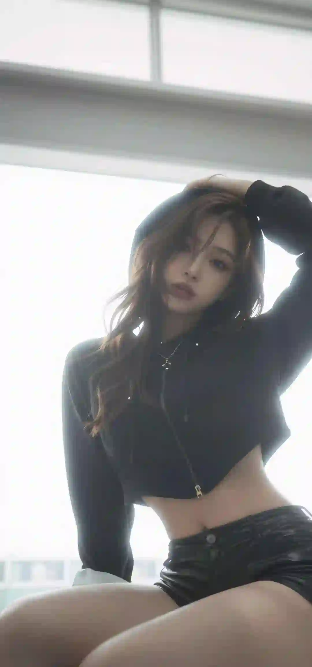 性感美女 黑色穿搭 露腰 皮短裤 逆光人像 长发女孩