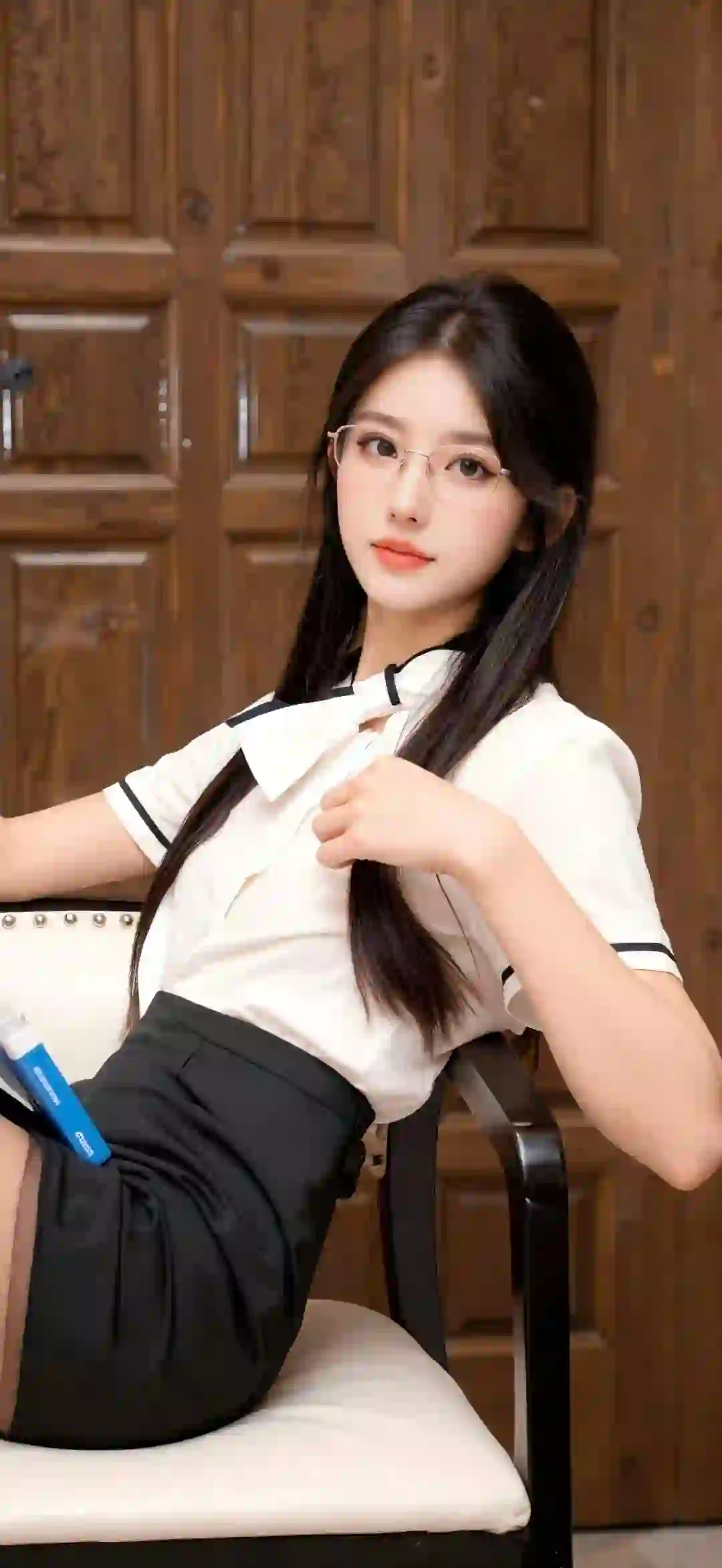 戴着眼镜的长发性感美女 黑色短裙 性感