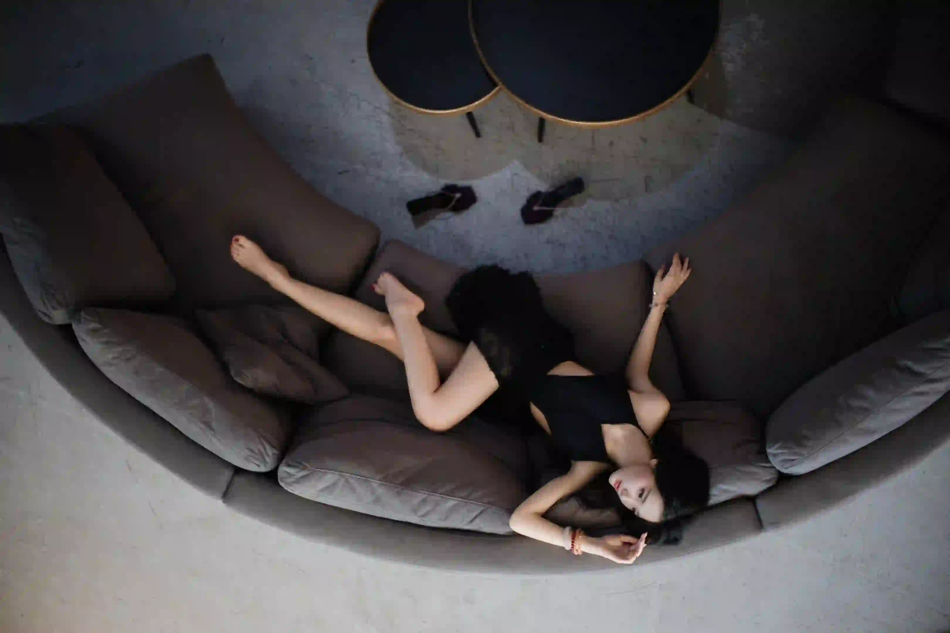 长发美女 吊带穿搭 写真 沙发