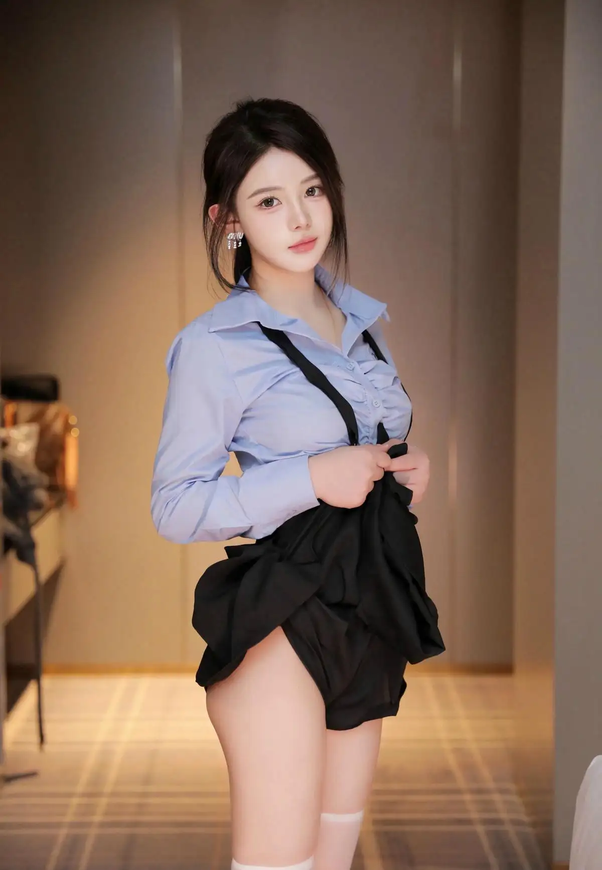 制服｜白色丝袜｜蓝衣黑裙美女