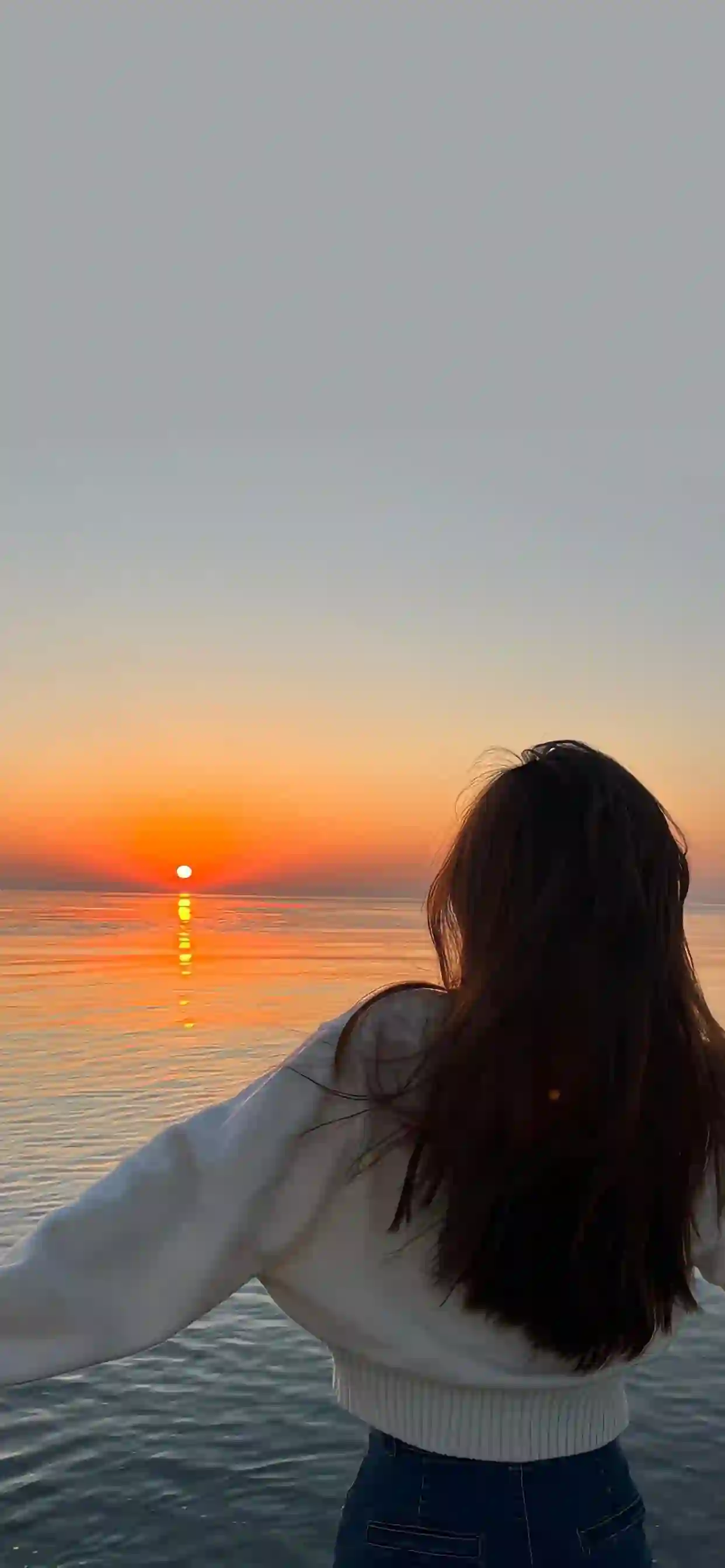 海边日落 女孩背影 治愈风景 水边夕阳 白色毛衣