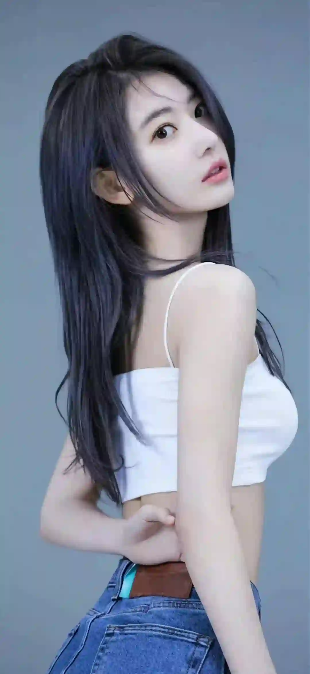 白色吊带 牛仔裤女孩