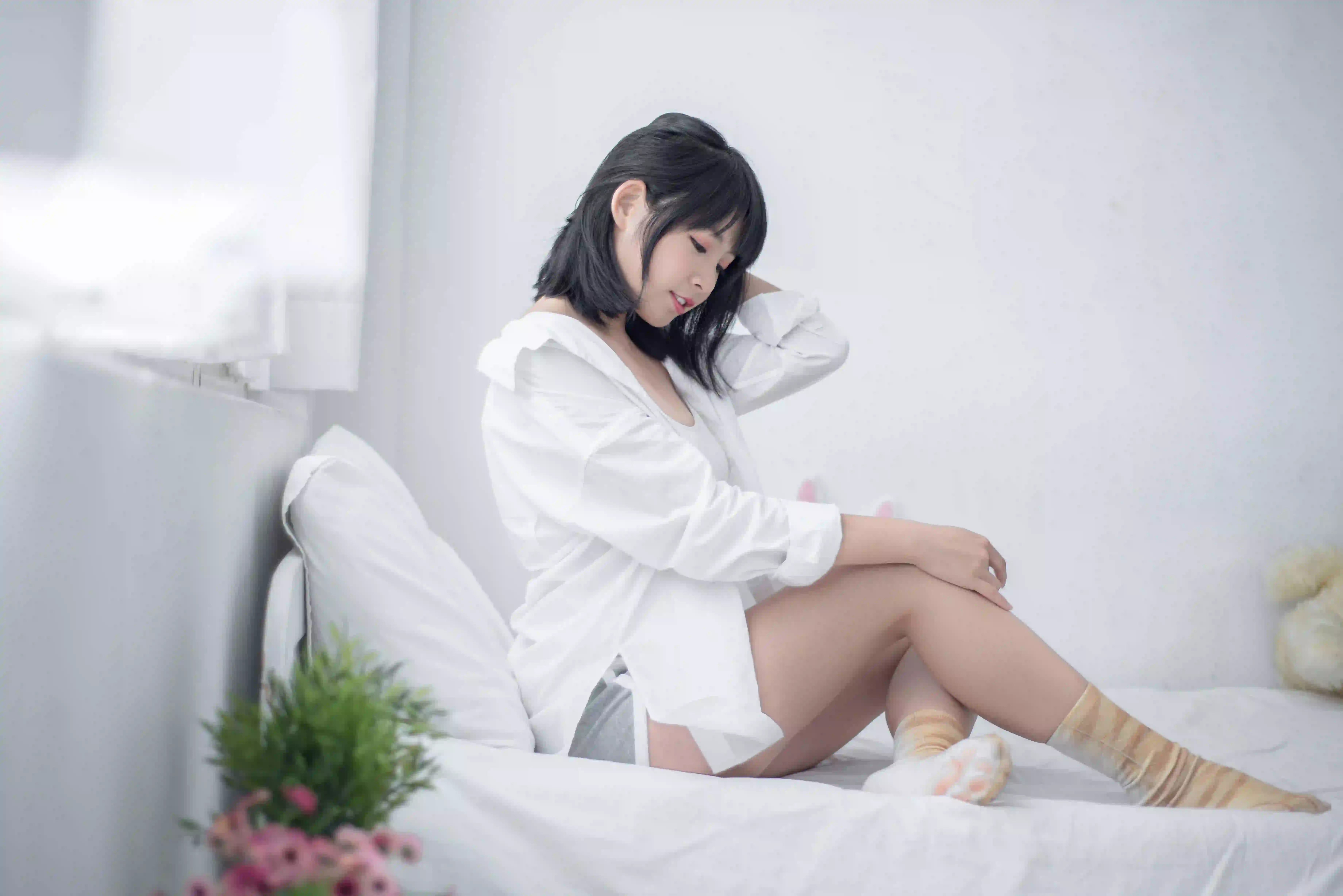 白色衬衫 白色衣服 短发女孩 居家写真 
