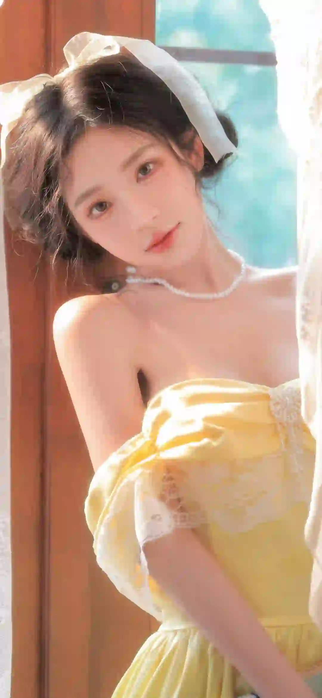 穿着黄色长裙的可爱女孩 性感美女 