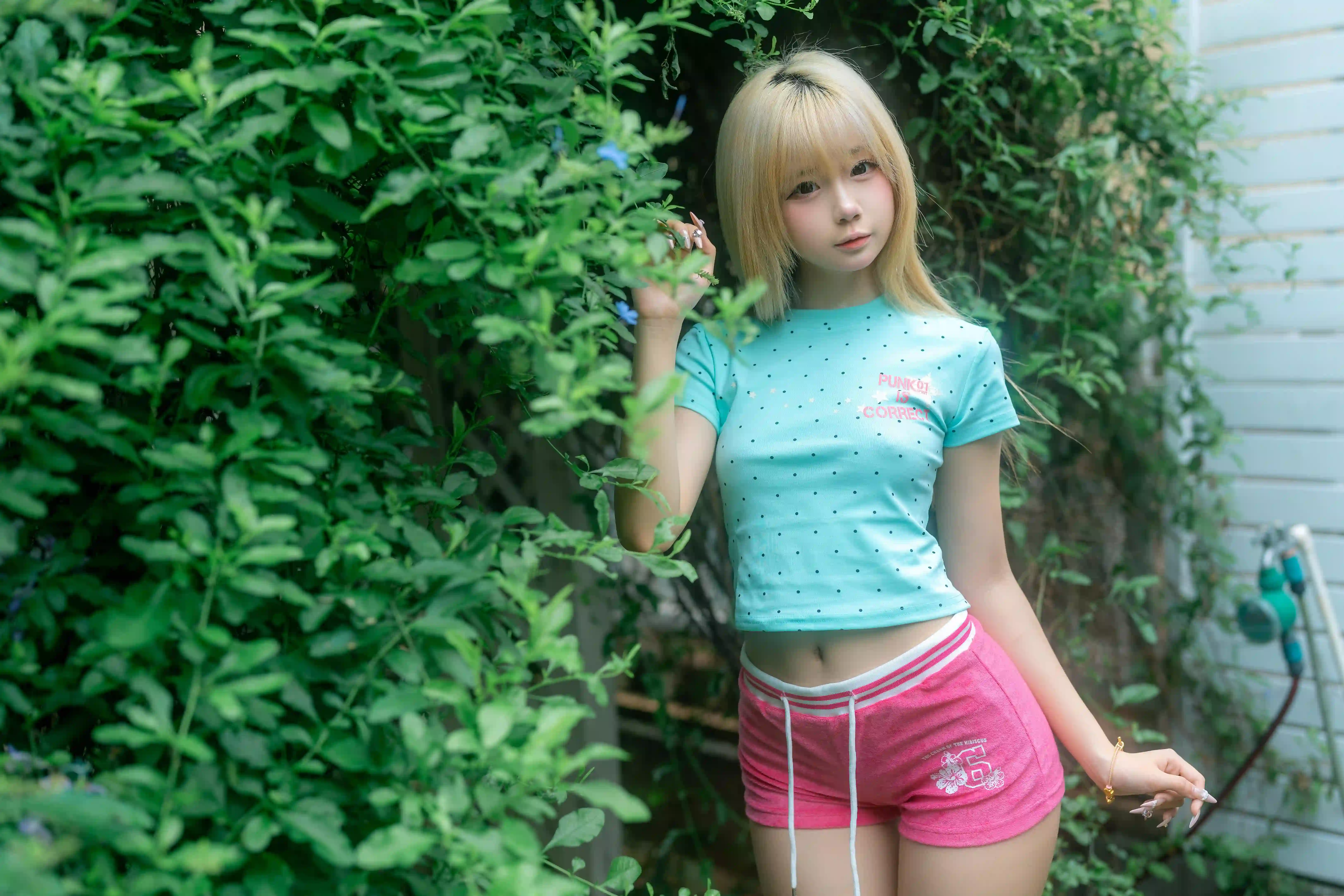 金发少女 清新写真 绿色藤蔓 户外穿搭 夏日休闲