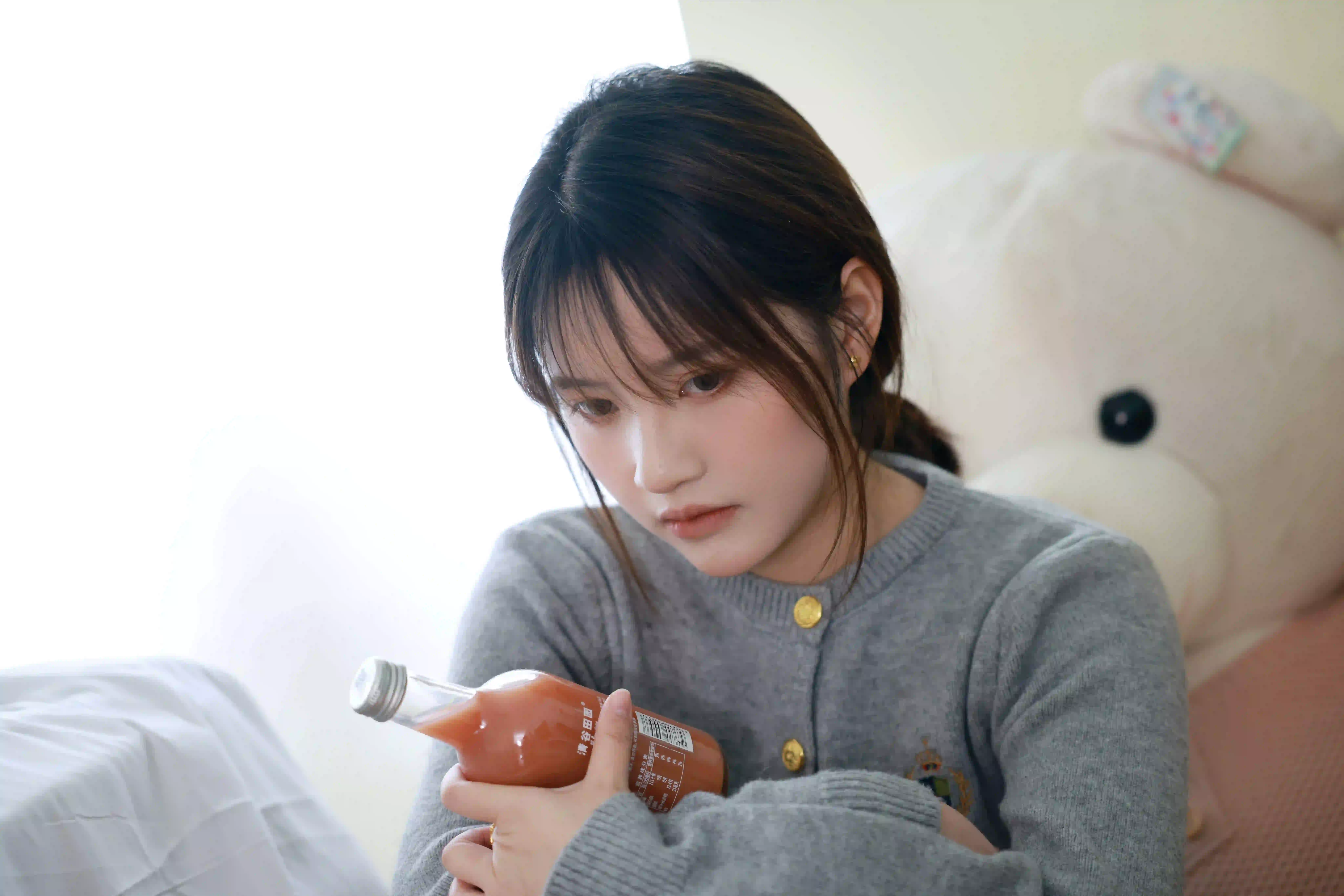 灰色毛线衣服 清纯美女 居家写真 