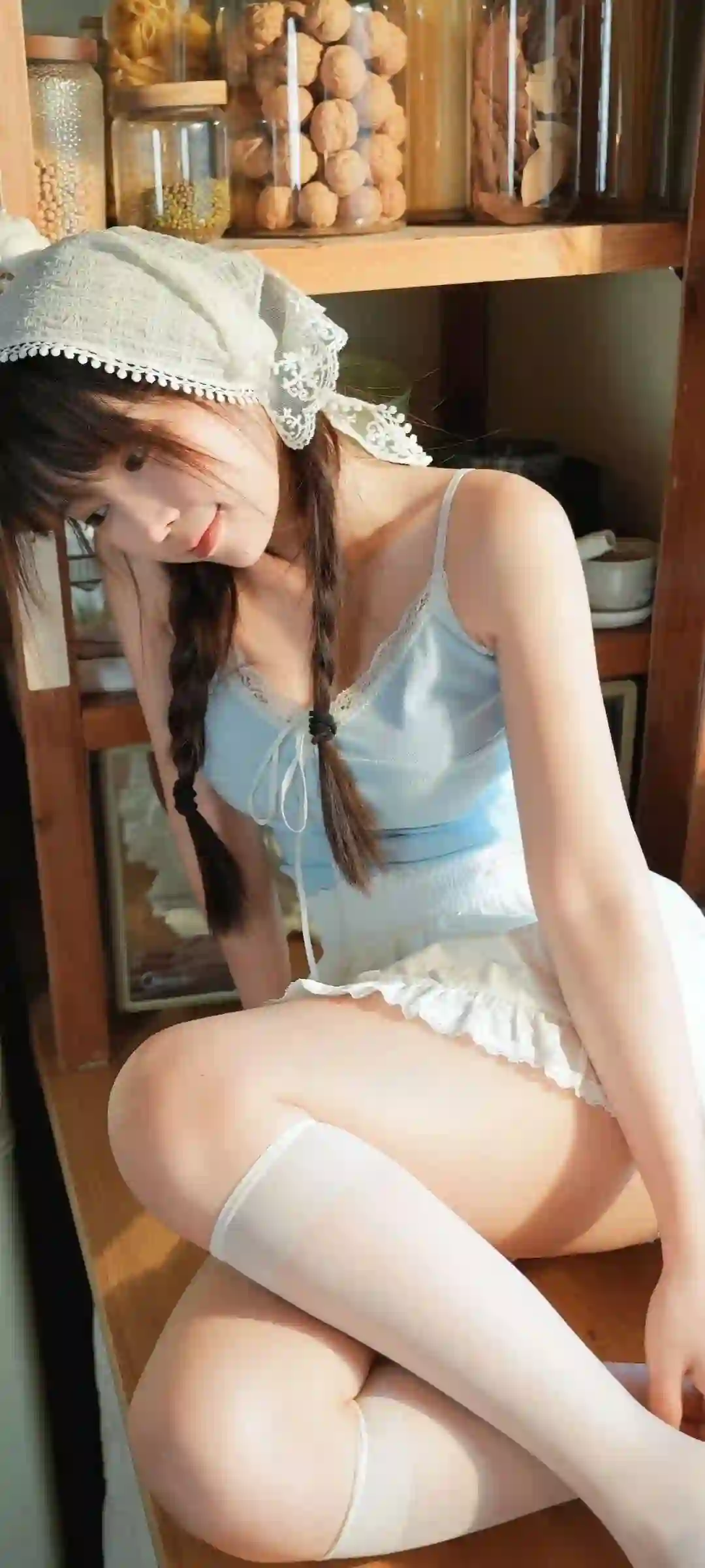 蕾丝头巾 蓝色吊带 白裙 双辫女孩 厨房居家 清纯写真
