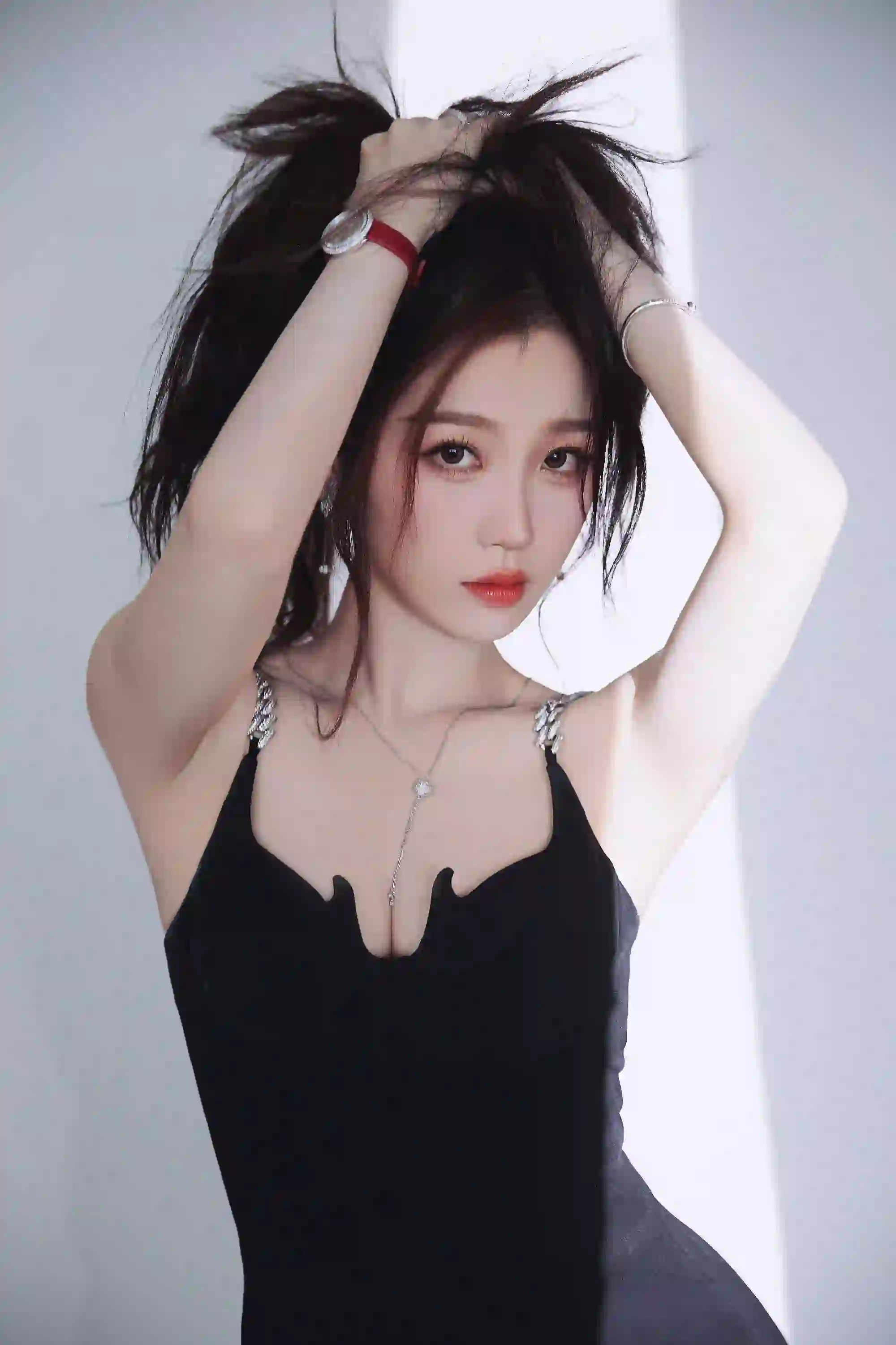 虞书欣 黑色吊带裙 性感美女