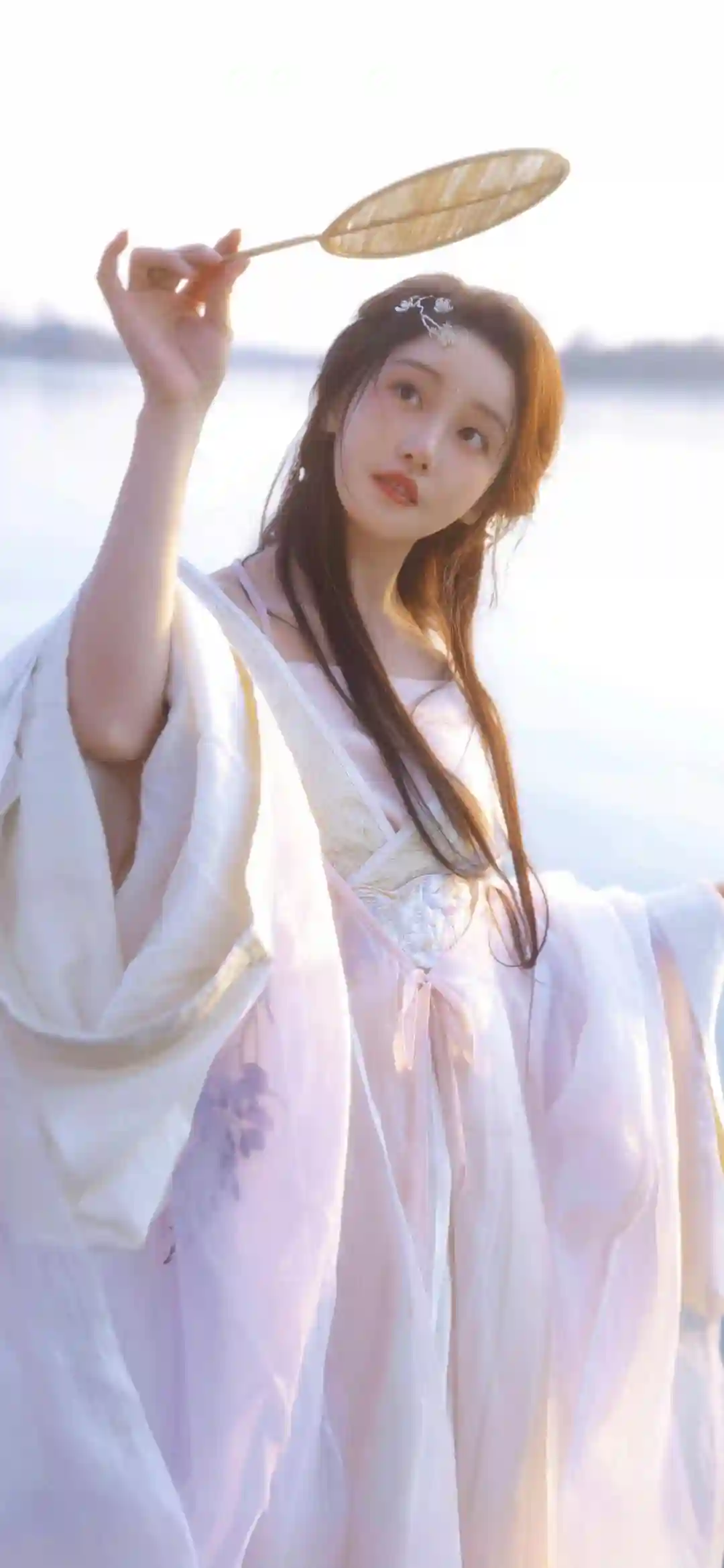 拿着扇子的长发粉裙美女 古典美女 古风美女 户外写真
