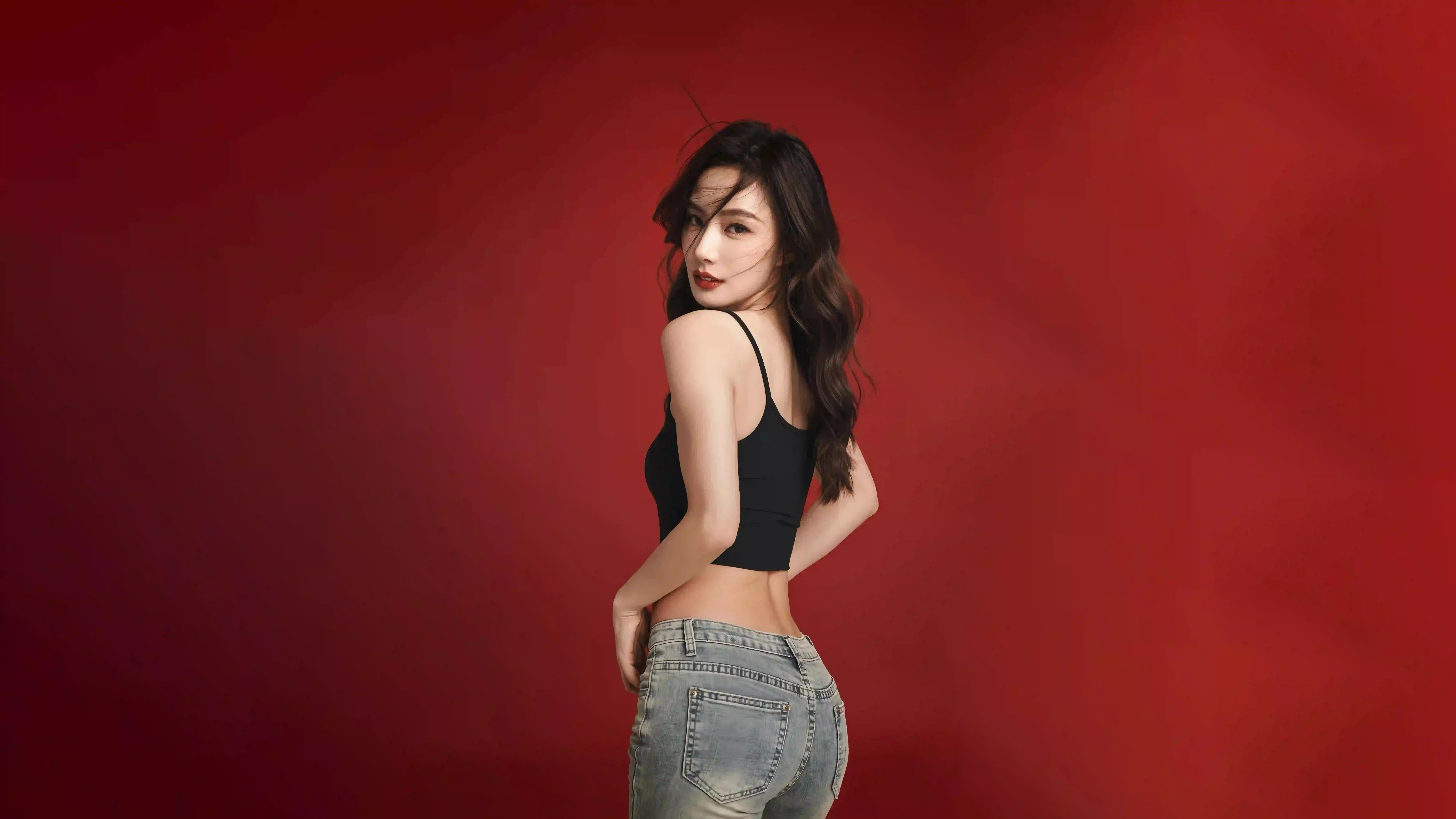 长发性感美女  红色背景 吊带