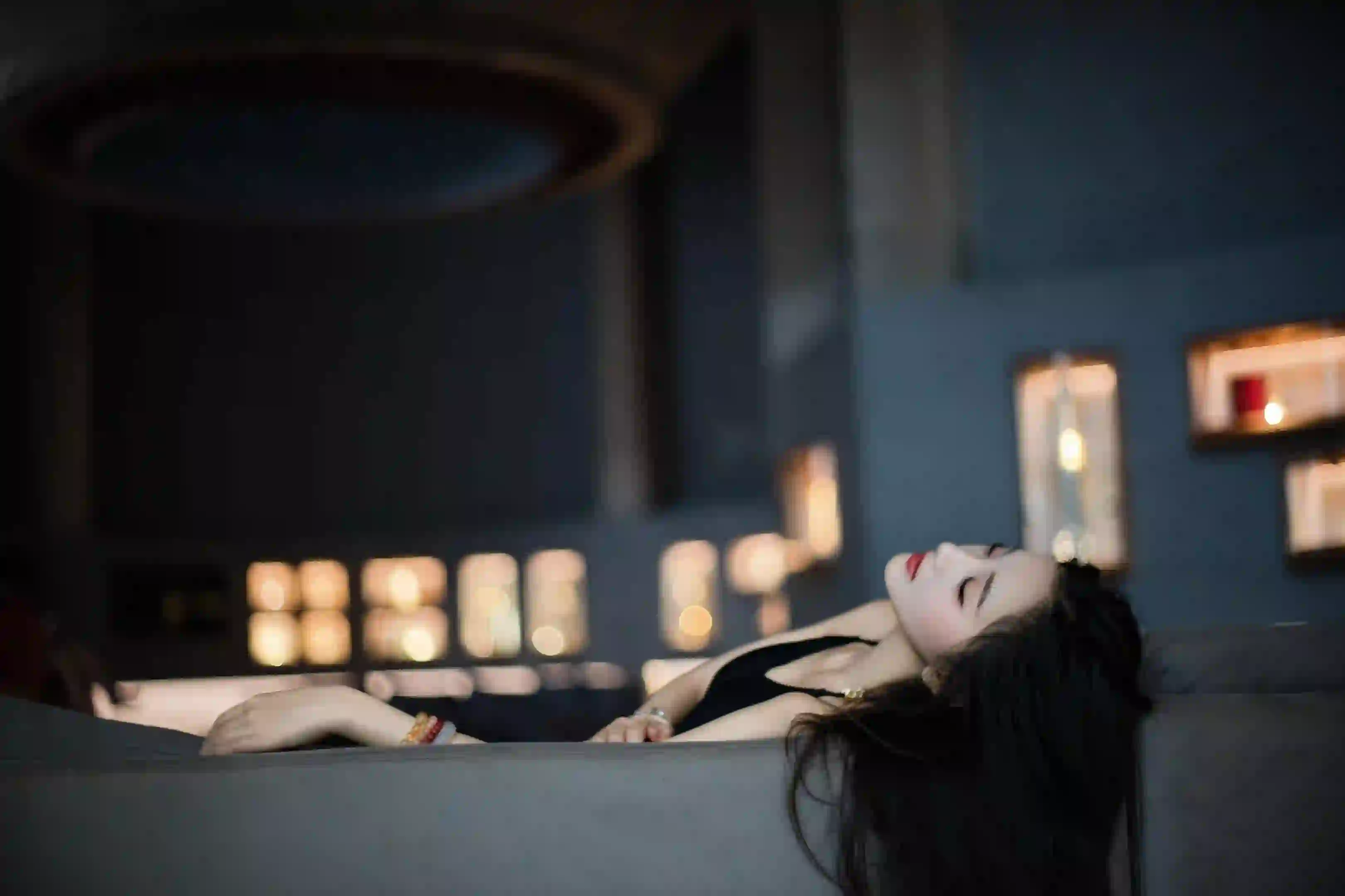 长发美女 吊带穿搭 写真