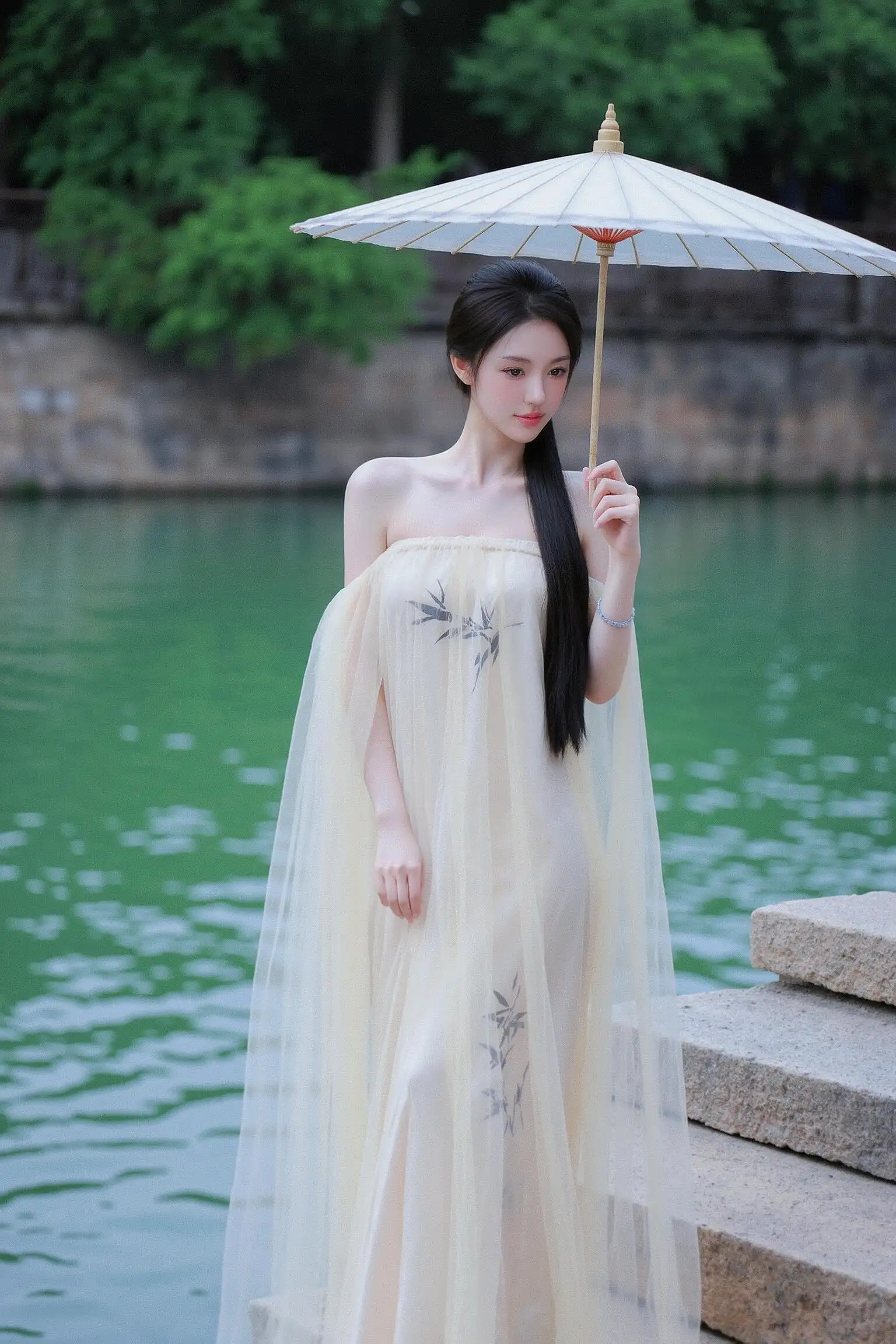 湖边 撑伞的长发古风美女 湖水 古风 汉服