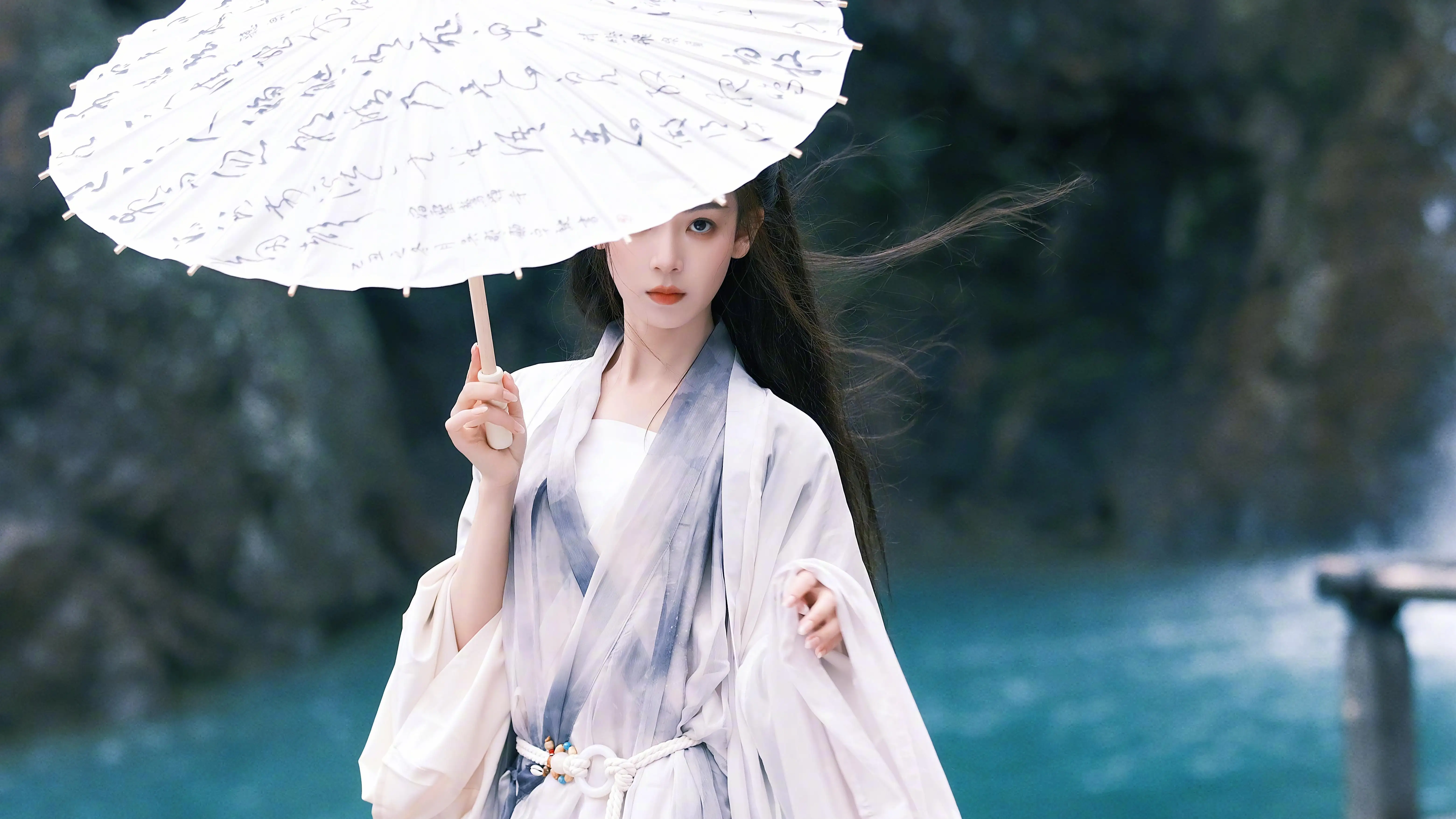 撑伞长发古装美女