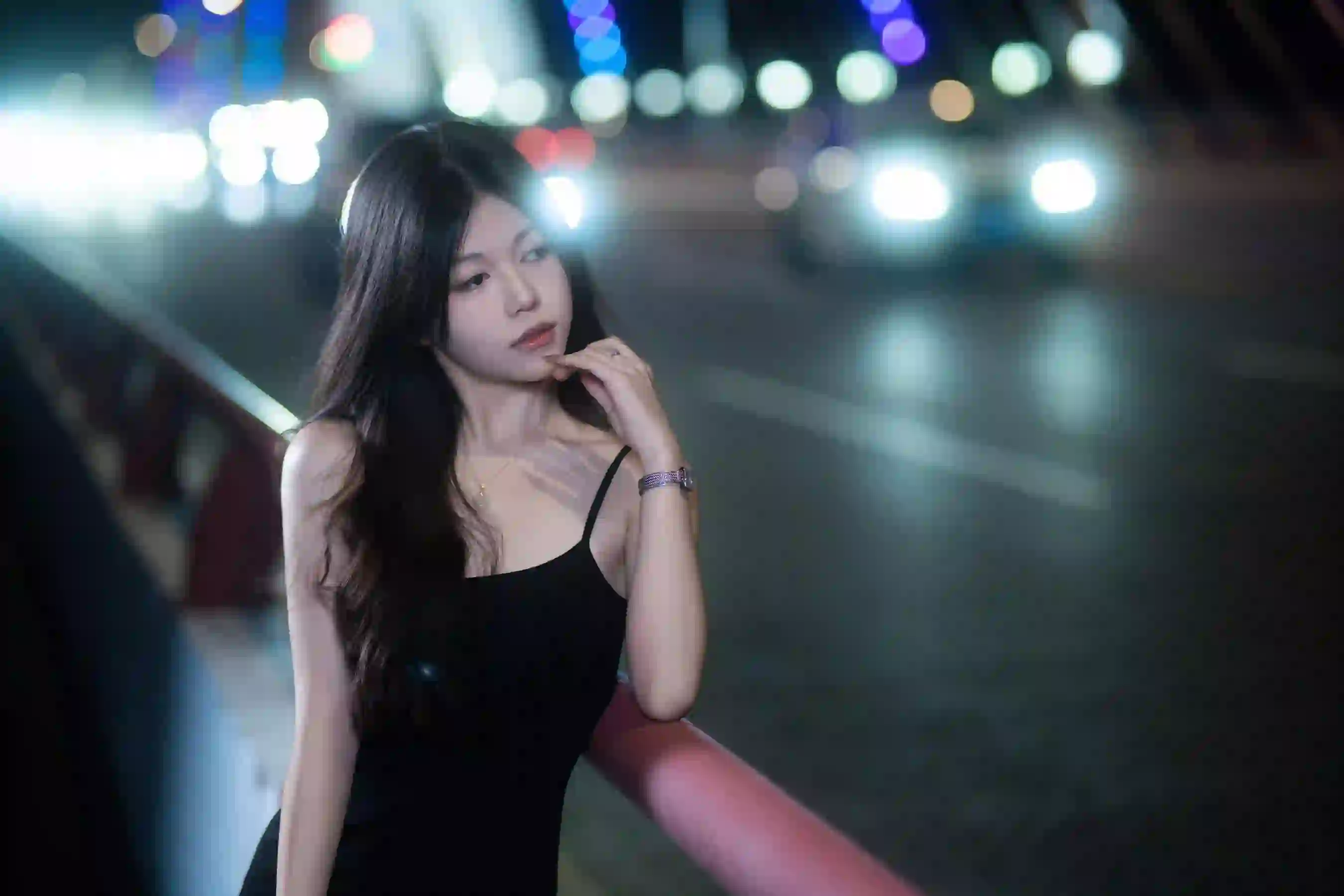 黑色吊带 车水马龙 长发美女 黑色吊带长裙