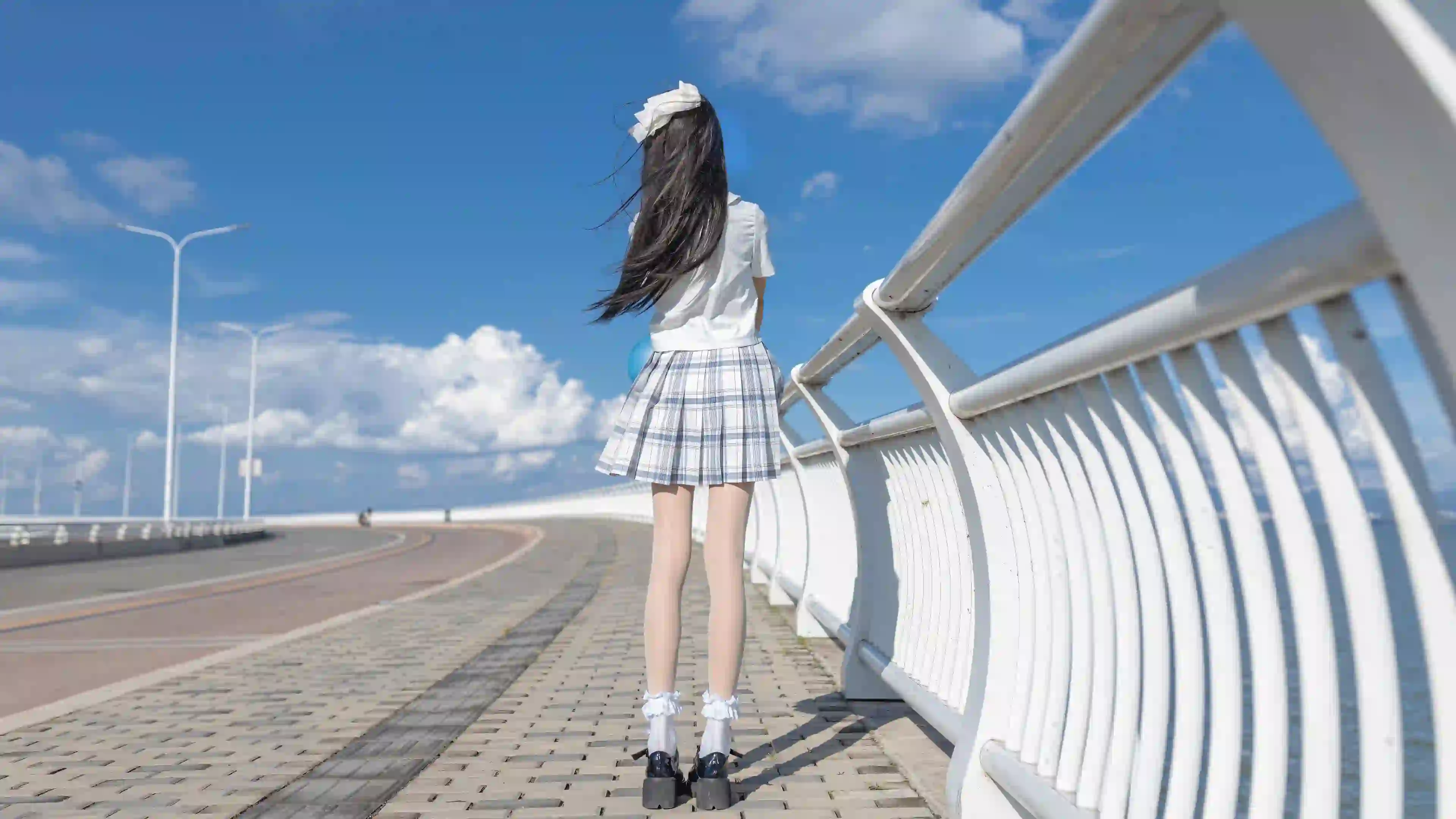 jk 长发jk女孩 户外 蓝天白云 