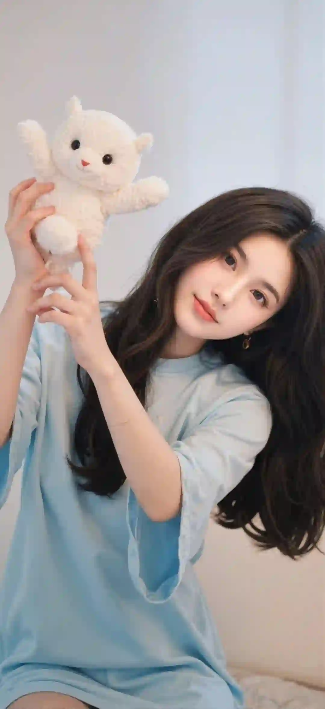 少女 小熊玩偶 浅蓝色连衣裙 简约背景 温柔
