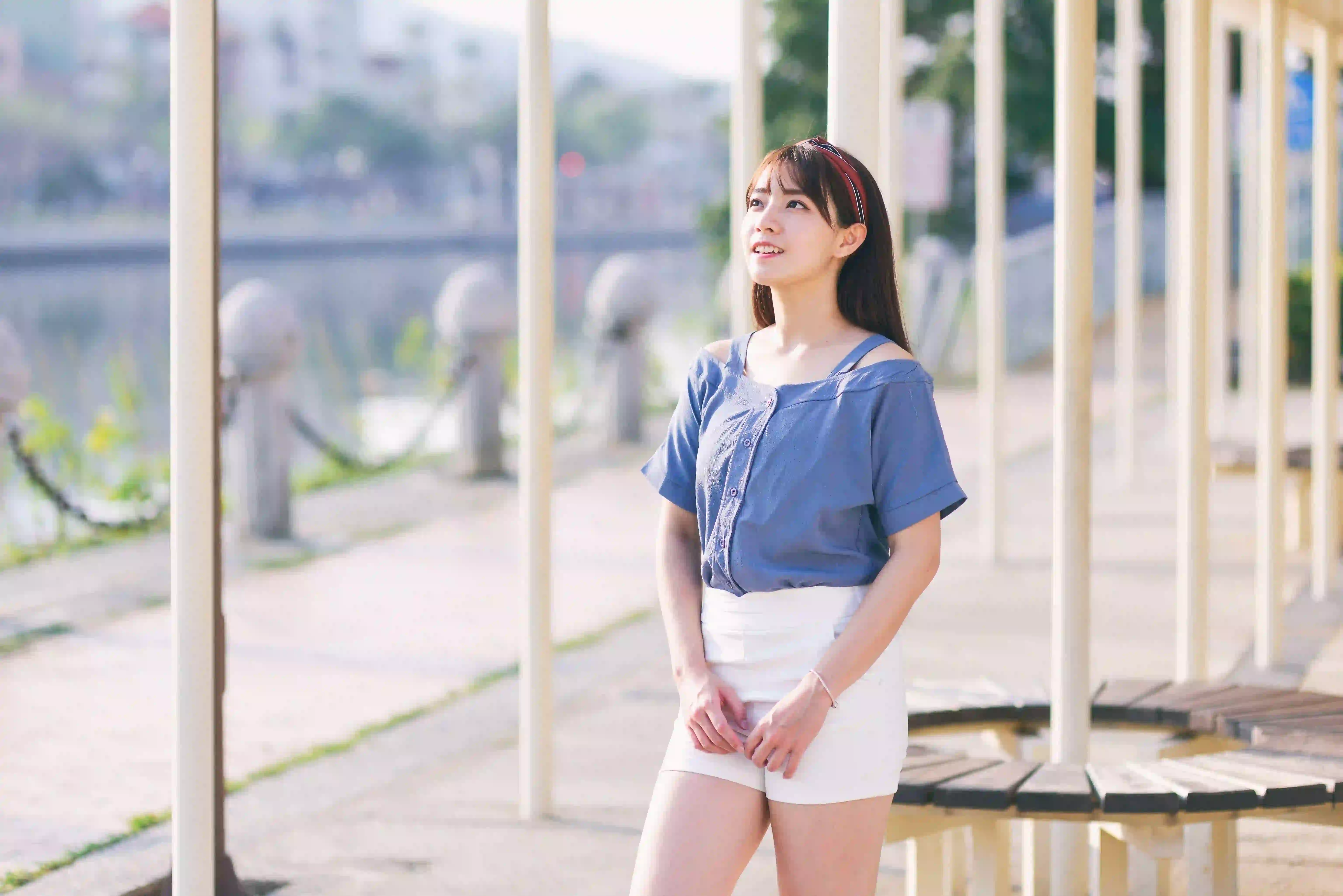 长发美女 户外写真 蓝色T恤 白色短裤