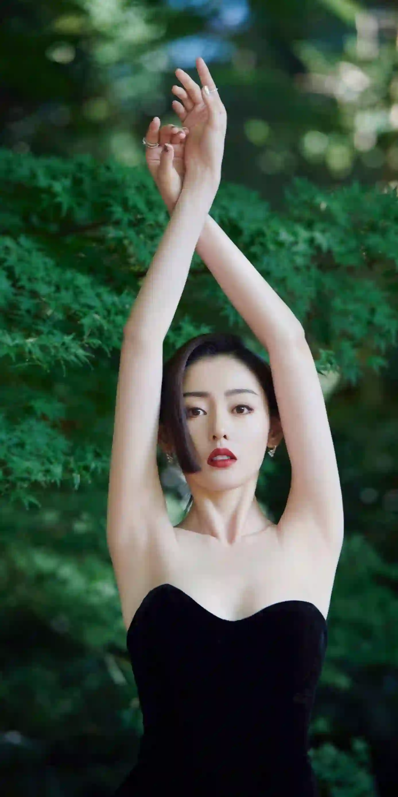 倪妮 黑色抹胸裙 优雅 写真 绿树 自然光 人像