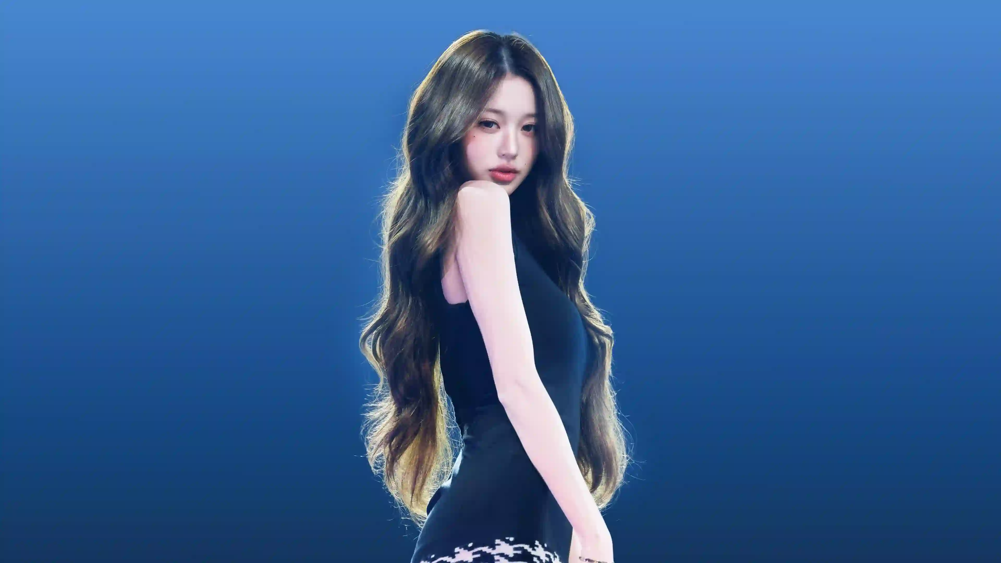 长发美女 黑色上衣 蓝色背景 人像壁纸 时尚写真