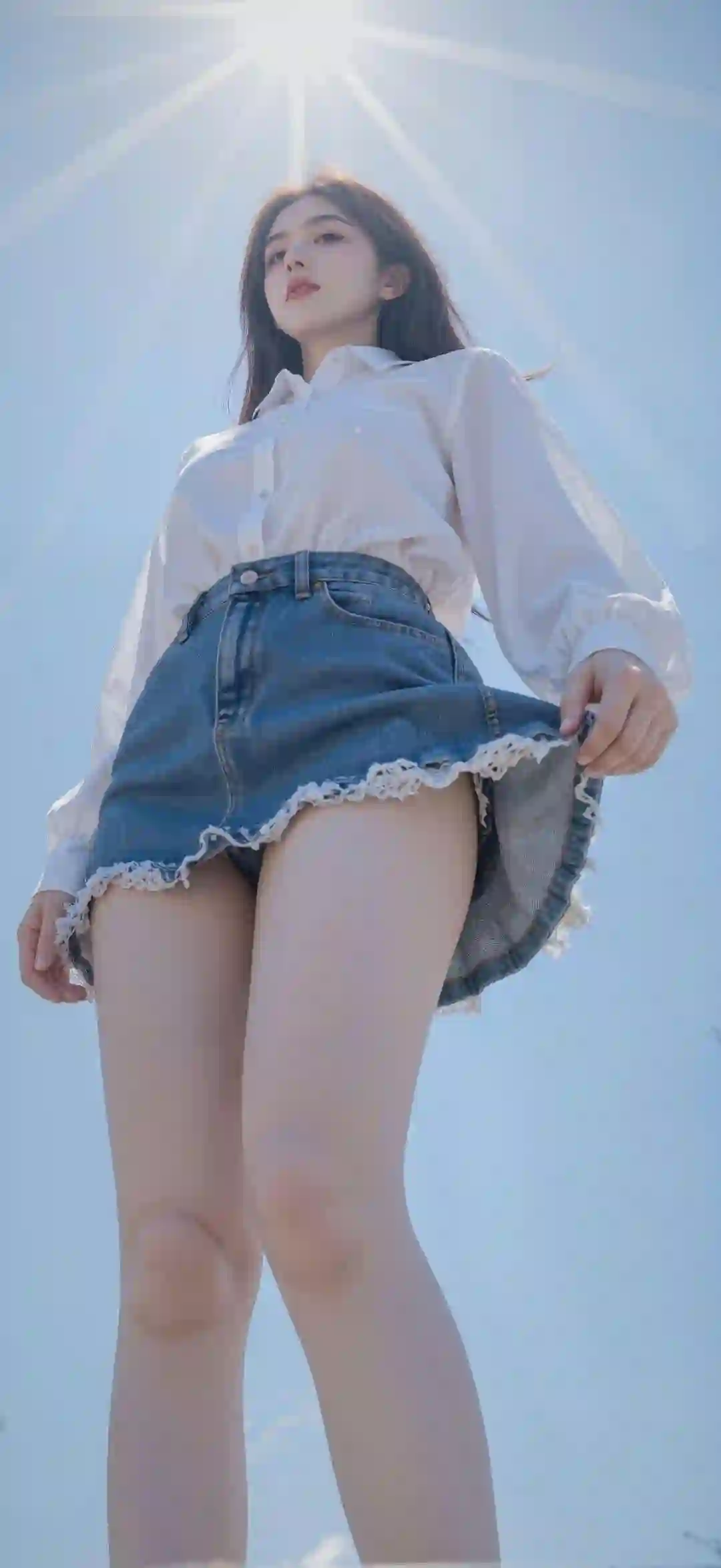 美女 低角度 白色衬衫 牛仔短裙 蓝天 阳光