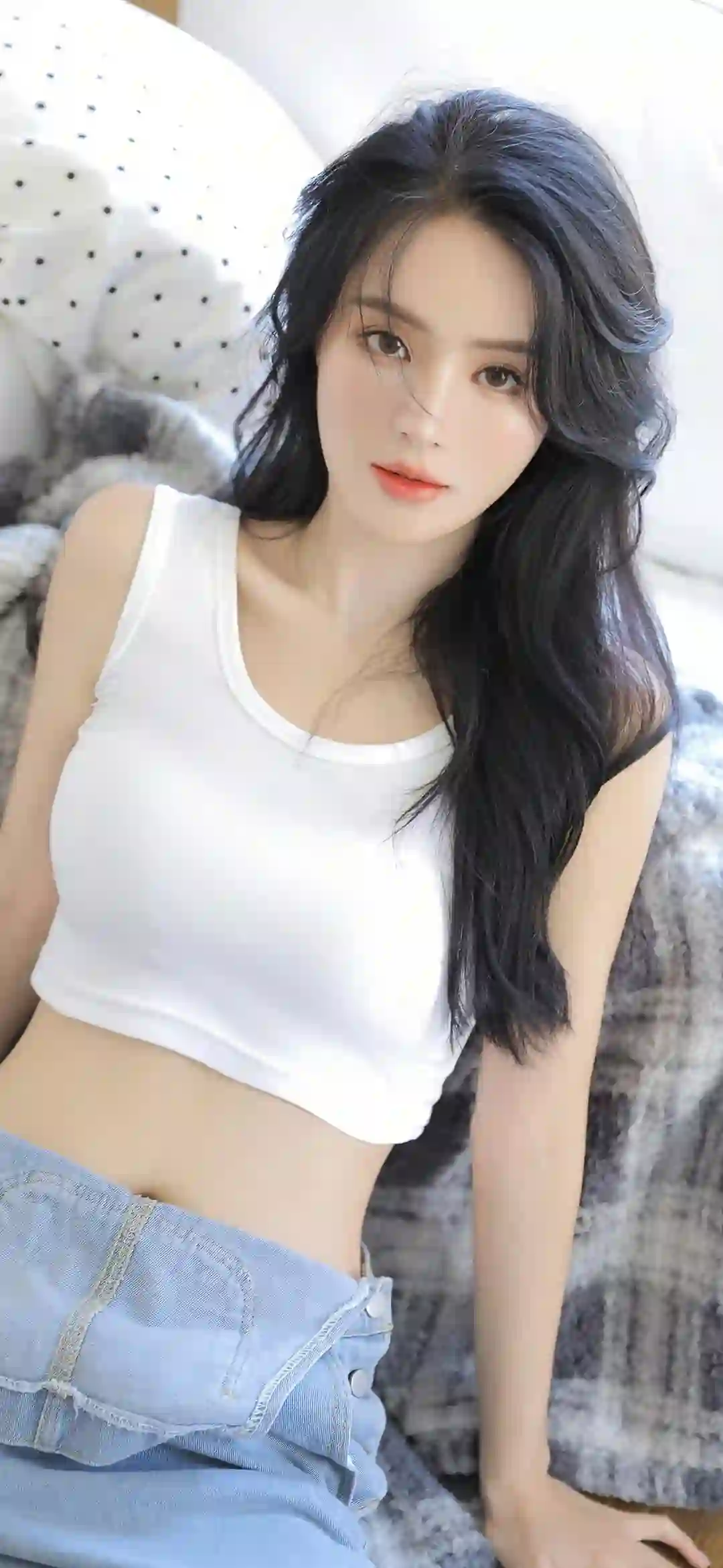长发美女 牛仔裤 居家 沙发