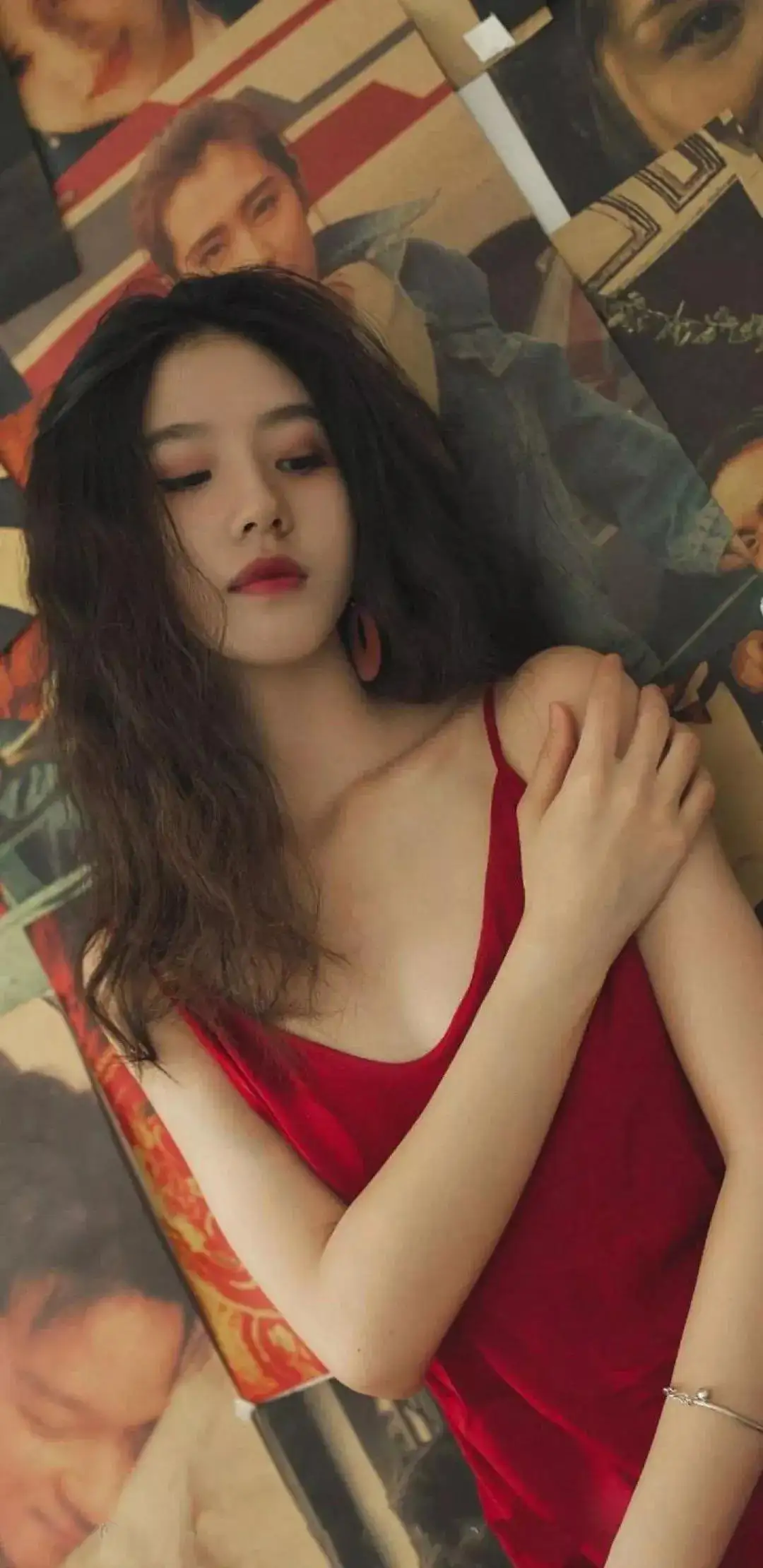 红色吊带睡衣长发美女性感私房